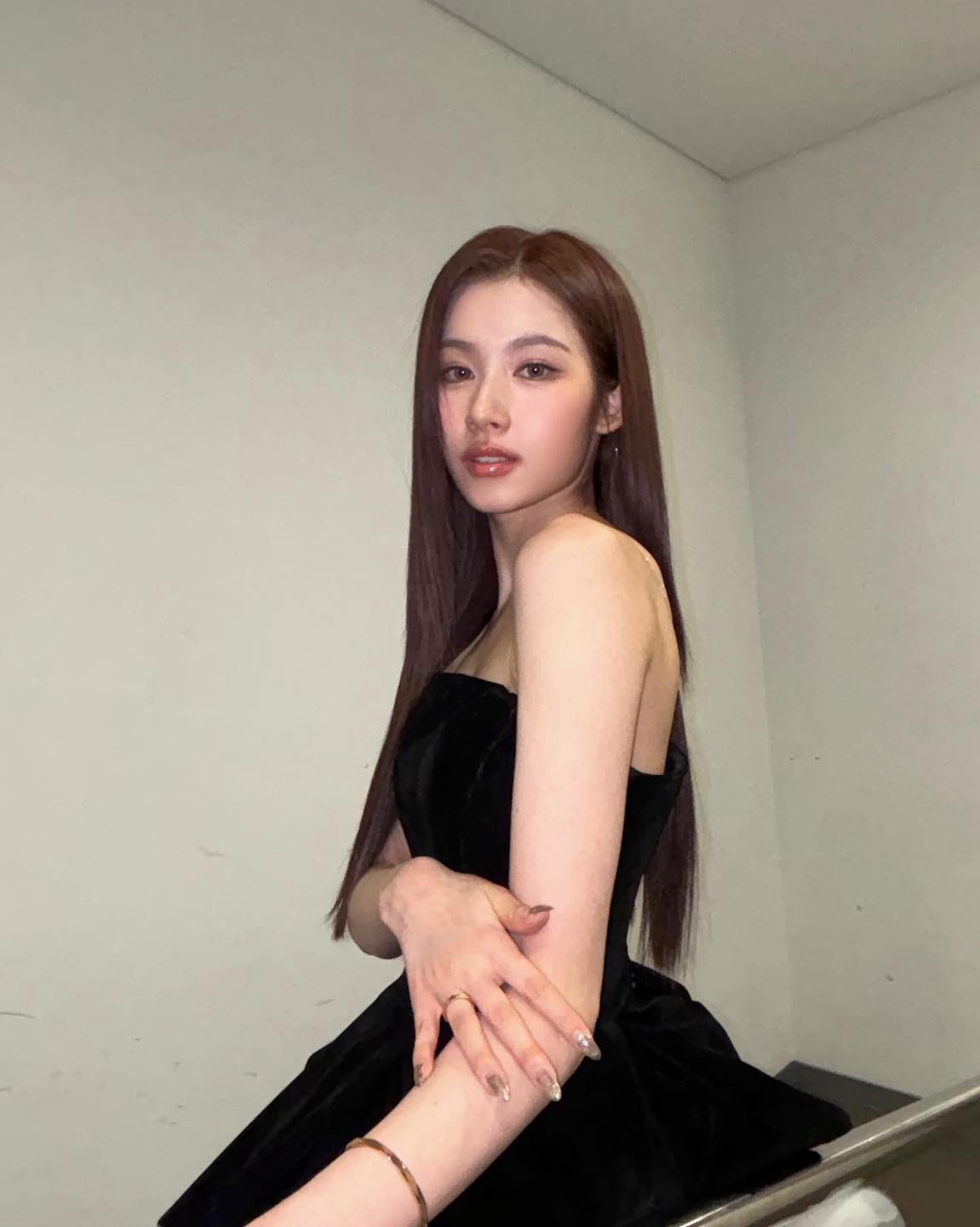 요즘 메이크업 트렌드🩰미지근립

본인의 퍼스널 컬러가 웜과 쿨 중간에 걸쳐 있다거나, 쨍한 립 메이크업에 아닌 새로운 메이크업을 시도하고 싶은 분들에게 '미지근립' 메이크업을 추천 드립니다. 채도가 높지 않은 오묘한 립 컬러이기 때문에 데일리로 은은하게 포인트 주기 좋은 메이크업인데요. 본인 피부 톤에 맞게 러블리한 딸기 우유 컬러부터 세련된 말린 장미 컬러까지 선택의 폭이 넓죠. 

단독 발색뿐만 아니라 베이스 립 컬러로도 좋은 미지근립. 올봄 새로운 립 메이크업에 도전해 보세요. 💋 이미지7