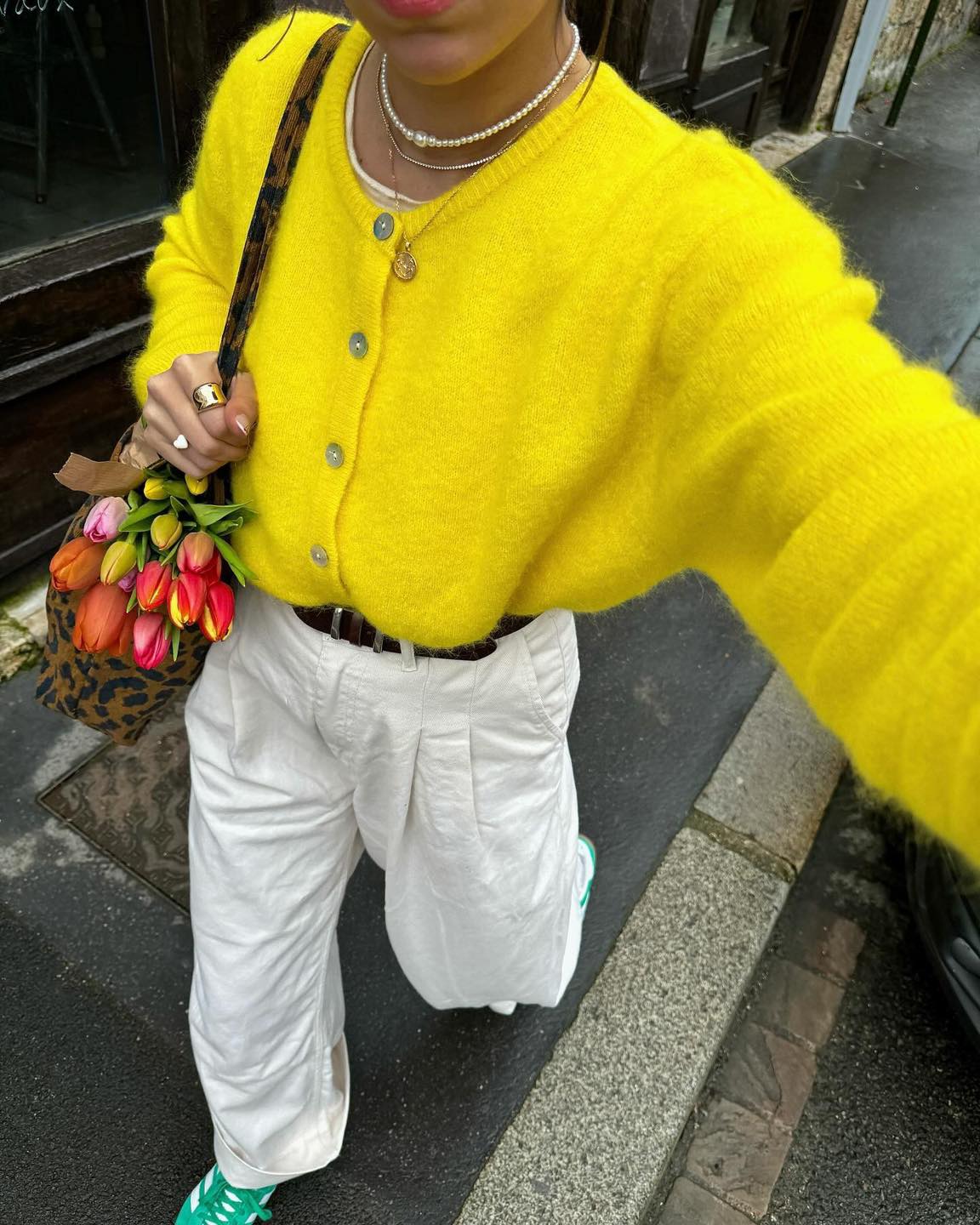 흰바지에 니트 컬러 조합 참고🎨🤍 이미지
