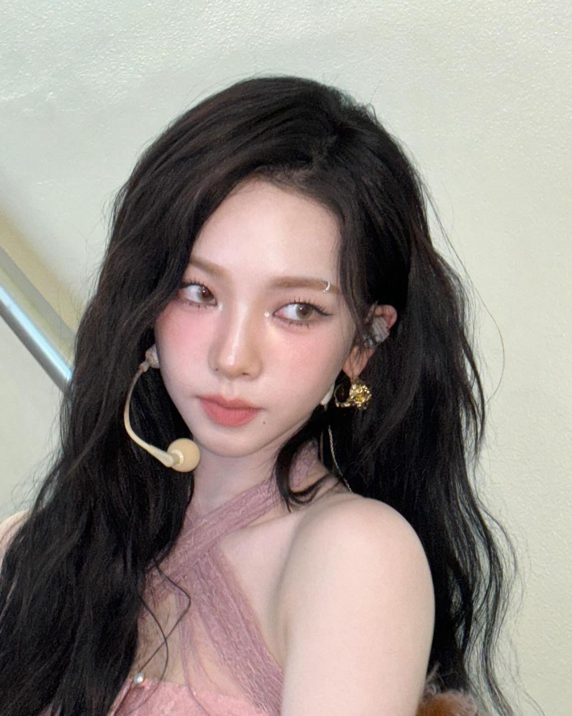 요즘 메이크업 트렌드🩰미지근립

본인의 퍼스널 컬러가 웜과 쿨 중간에 걸쳐 있다거나, 쨍한 립 메이크업에 아닌 새로운 메이크업을 시도하고 싶은 분들에게 '미지근립' 메이크업을 추천 드립니다. 채도가 높지 않은 오묘한 립 컬러이기 때문에 데일리로 은은하게 포인트 주기 좋은 메이크업인데요. 본인 피부 톤에 맞게 러블리한 딸기 우유 컬러부터 세련된 말린 장미 컬러까지 선택의 폭이 넓죠. 

단독 발색뿐만 아니라 베이스 립 컬러로도 좋은 미지근립. 올봄 새로운 립 메이크업에 도전해 보세요. 💋 이미지3