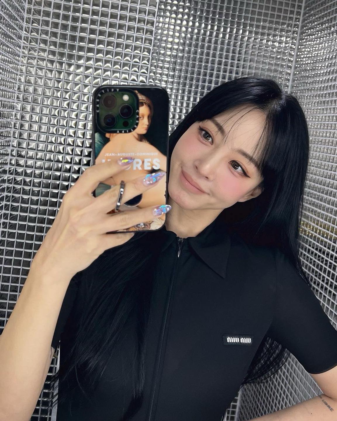 요즘 메이크업 트렌드🩰미지근립

본인의 퍼스널 컬러가 웜과 쿨 중간에 걸쳐 있다거나, 쨍한 립 메이크업에 아닌 새로운 메이크업을 시도하고 싶은 분들에게 '미지근립' 메이크업을 추천 드립니다. 채도가 높지 않은 오묘한 립 컬러이기 때문에 데일리로 은은하게 포인트 주기 좋은 메이크업인데요. 본인 피부 톤에 맞게 러블리한 딸기 우유 컬러부터 세련된 말린 장미 컬러까지 선택의 폭이 넓죠. 

단독 발색뿐만 아니라 베이스 립 컬러로도 좋은 미지근립. 올봄 새로운 립 메이크업에 도전해 보세요. 💋 이미지9