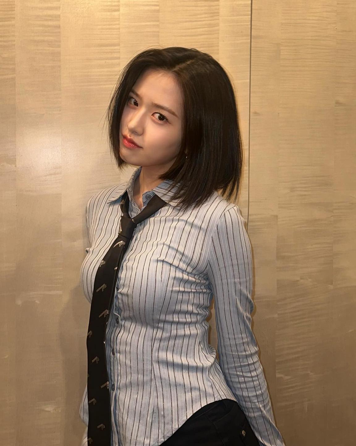긱시크 트렌드템👔핏한 패턴 셔츠
또다른 긱시크템인 안경과 매치하거나 윗 단추 풀어 포인트👩🏻‍🏫✔️ 이미지