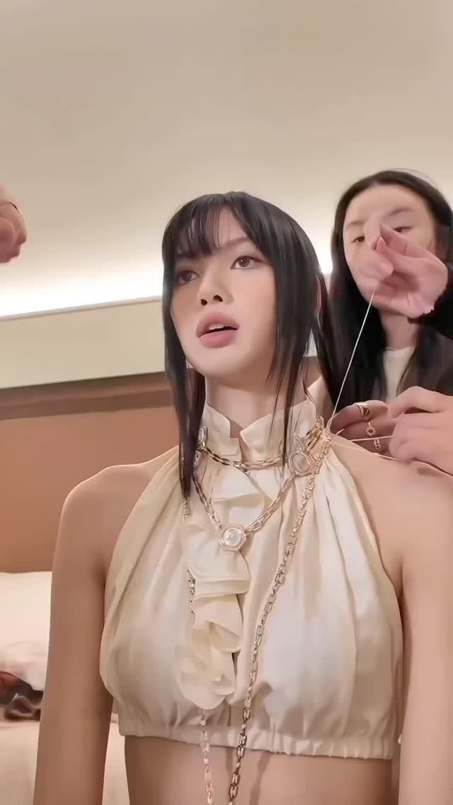 리사 언니도 감튀를 먹긴하네…🍟❤️독보적 핏🔥루이 비통 24 가을-겨울 쇼 이미지