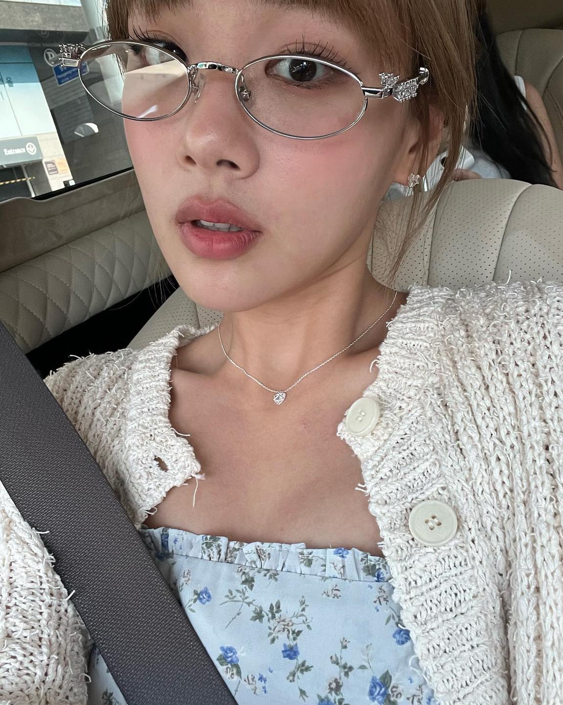 요즘 메이크업 트렌드🩰미지근립

본인의 퍼스널 컬러가 웜과 쿨 중간에 걸쳐 있다거나, 쨍한 립 메이크업에 아닌 새로운 메이크업을 시도하고 싶은 분들에게 '미지근립' 메이크업을 추천 드립니다. 채도가 높지 않은 오묘한 립 컬러이기 때문에 데일리로 은은하게 포인트 주기 좋은 메이크업인데요. 본인 피부 톤에 맞게 러블리한 딸기 우유 컬러부터 세련된 말린 장미 컬러까지 선택의 폭이 넓죠. 

단독 발색뿐만 아니라 베이스 립 컬러로도 좋은 미지근립. 올봄 새로운 립 메이크업에 도전해 보세요. 💋 이미지8