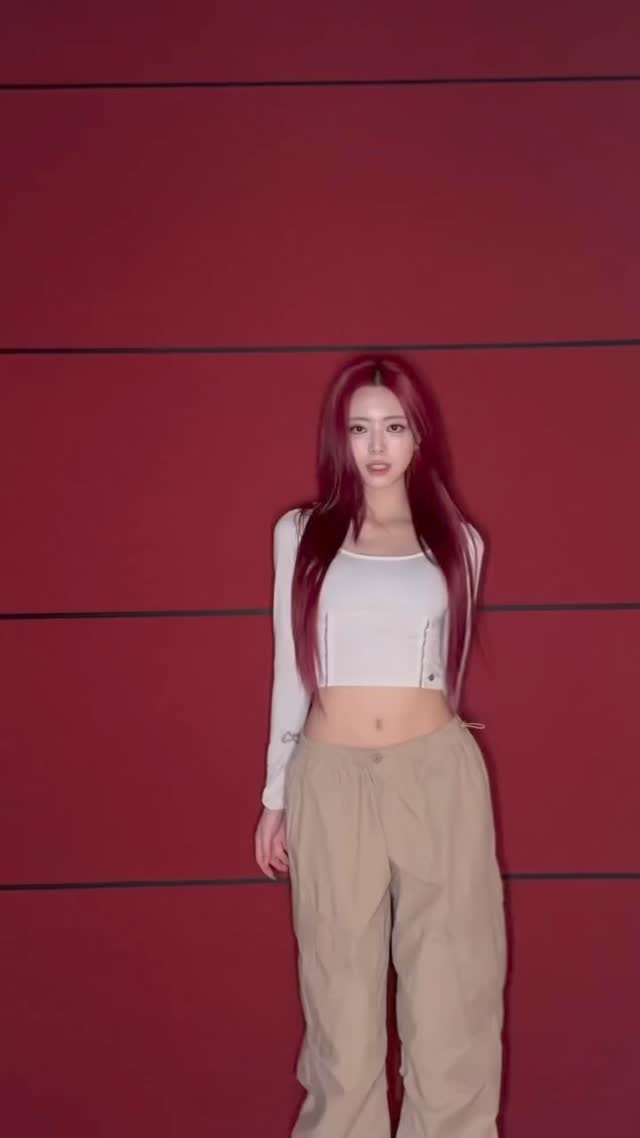 골반여신 있지 유나가 말아주는 르세라핌 스마트❤️‍🔥 퍼포먼스와 비주얼 다 되는 유나🐰 핫하다 이미지