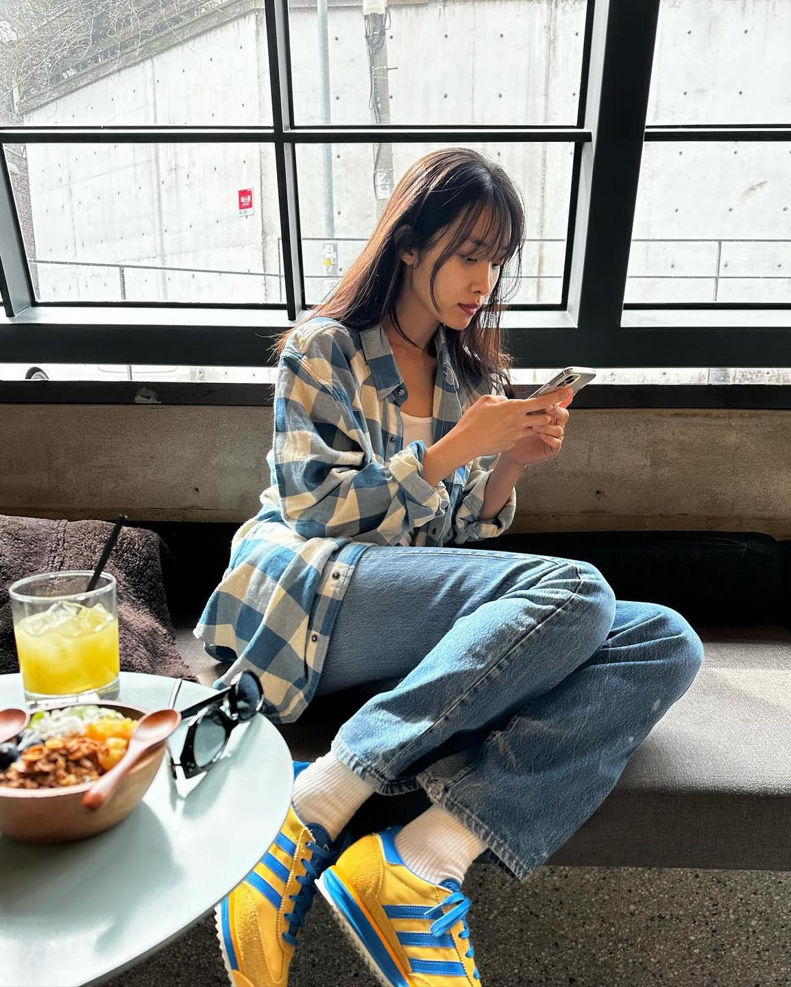 빈티지 무드💛💙아디다스 SL72
모델 곽지영의 컬러 포인트 스니커즈👟 탐나는 레트로 무드🎨

'아디다스 SL 72'는 1972년 뮌헨 올림픽 출전 선수들을 위해 만들어졌으며 나일론과 스웨이드를 혼용한 어퍼와 에바 미드솔, 고무 아웃솔이 특징인데요. 또한, 스포티한 디자인과 레트로한 색감 배색 조합이 눈에 띄는 아이템입니다.

슬라이드를 넘겨 아디다스 SL 72의 옐로우, 브라운, 블루 컬러를 확인해 보세요.

1. 아디다스 SL 72 RS 유틸리티 옐로우 브라이트 로얄

2. 아디다스 SL 72 OG 마룬 올모스트 옐로우

3. 아디다스 SL 72 RS 블루 코어 화이트 이미지