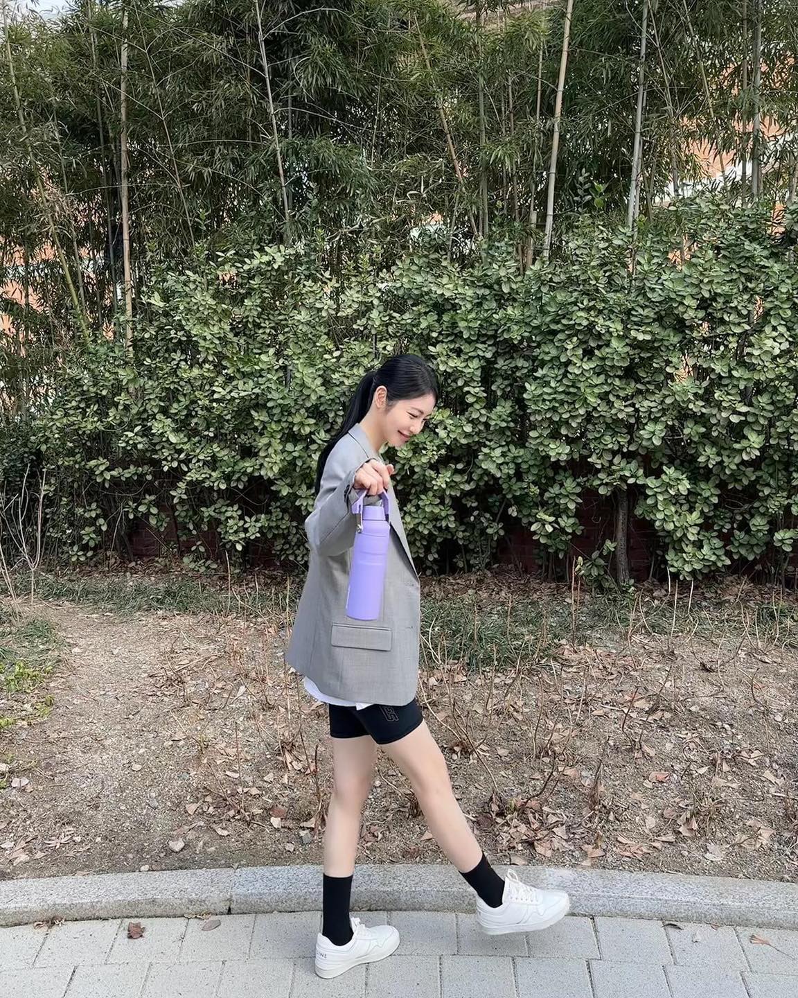 핫한 바이커 쇼츠 힙하게 입기😎
자켓이랑 매치하면 힙지수🆙 자켓에 따라 다양한 무드 연출✔️ 이미지