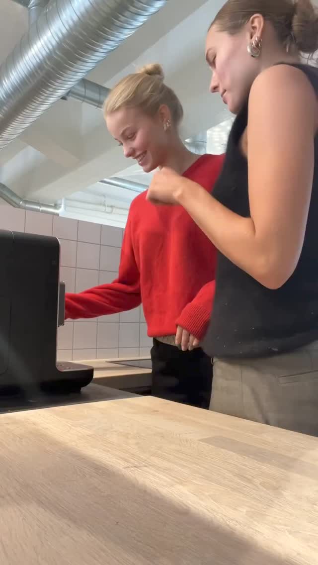 외쿡 언니들의 오피스 니트룩❤️🖤괜히 예쁘네..☕ 이미지