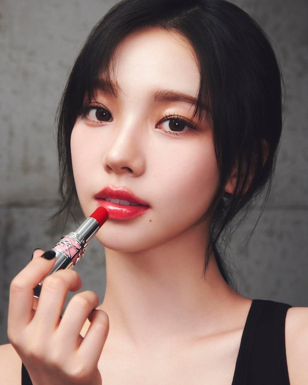 입생로랑 뷰티 x 카리나🖤시크해
반짝이는 립 메이크업으로 완성된 빛나는 외모✨ #광고

에스파 카리나(@katarinabluu)와 입생로랑 뷰티(@yslbeauty)가 함께한 화보가 패션 매거진 데이즈드 코리아(@dazedkorea)에서 공개되었습니다.

화보 속 카리나는 입생로랑 뷰티 신제품 러브샤인 워터샤인 립스틱으로 샤인 립 메이크업 룩을 선보였는데요.
‘러브샤인 워터샤인 립스틱’은 망고 추출물이 함유된 촉촉한 워터 샤인 텍스쳐가 선사하는 물먹은 듯 투명하고 반짝이는 피니시가 특징이며, 다채롭고 트렌디한 발색력을 가진 총 12가지의 컬러로 구성되어 있습니다. 특히 실버 메탈 케이스와 중앙에 베이비 핑크 컬러를 더해 시크하면서도 사랑스러운 감성의 꾸뛰르 액세서리로서의 엣지를 보여줍니다.

카리나가 선보인 ‘러브샤인 워터샤인 립스틱’은 전국 매장과 온라인 몰 그리고  카카오톡 선물하기로도 구매할 수 있습니다 이미지2
