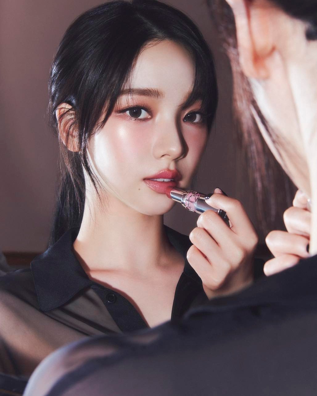 입생로랑 뷰티 x 카리나🖤시크해
반짝이는 립 메이크업으로 완성된 빛나는 외모✨ #광고

에스파 카리나(@katarinabluu)와 입생로랑 뷰티(@yslbeauty)가 함께한 화보가 패션 매거진 데이즈드 코리아(@dazedkorea)에서 공개되었습니다.

화보 속 카리나는 입생로랑 뷰티 신제품 러브샤인 워터샤인 립스틱으로 샤인 립 메이크업 룩을 선보였는데요.
‘러브샤인 워터샤인 립스틱’은 망고 추출물이 함유된 촉촉한 워터 샤인 텍스쳐가 선사하는 물먹은 듯 투명하고 반짝이는 피니시가 특징이며, 다채롭고 트렌디한 발색력을 가진 총 12가지의 컬러로 구성되어 있습니다. 특히 실버 메탈 케이스와 중앙에 베이비 핑크 컬러를 더해 시크하면서도 사랑스러운 감성의 꾸뛰르 액세서리로서의 엣지를 보여줍니다.

카리나가 선보인 ‘러브샤인 워터샤인 립스틱’은 전국 매장과 온라인 몰 그리고  카카오톡 선물하기로도 구매할 수 있습니다 이미지1
