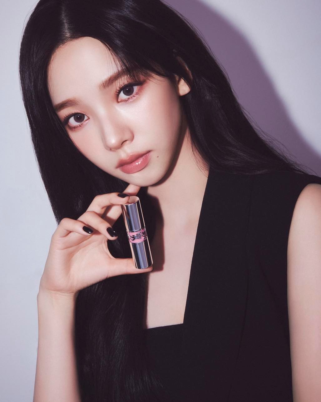 입생로랑 뷰티 x 카리나🖤시크해
반짝이는 립 메이크업으로 완성된 빛나는 외모✨ #광고

에스파 카리나(@katarinabluu)와 입생로랑 뷰티(@yslbeauty)가 함께한 화보가 패션 매거진 데이즈드 코리아(@dazedkorea)에서 공개되었습니다.

화보 속 카리나는 입생로랑 뷰티 신제품 러브샤인 워터샤인 립스틱으로 샤인 립 메이크업 룩을 선보였는데요.
‘러브샤인 워터샤인 립스틱’은 망고 추출물이 함유된 촉촉한 워터 샤인 텍스쳐가 선사하는 물먹은 듯 투명하고 반짝이는 피니시가 특징이며, 다채롭고 트렌디한 발색력을 가진 총 12가지의 컬러로 구성되어 있습니다. 특히 실버 메탈 케이스와 중앙에 베이비 핑크 컬러를 더해 시크하면서도 사랑스러운 감성의 꾸뛰르 액세서리로서의 엣지를 보여줍니다.

카리나가 선보인 ‘러브샤인 워터샤인 립스틱’은 전국 매장과 온라인 몰 그리고  카카오톡 선물하기로도 구매할 수 있습니다 이미지4
