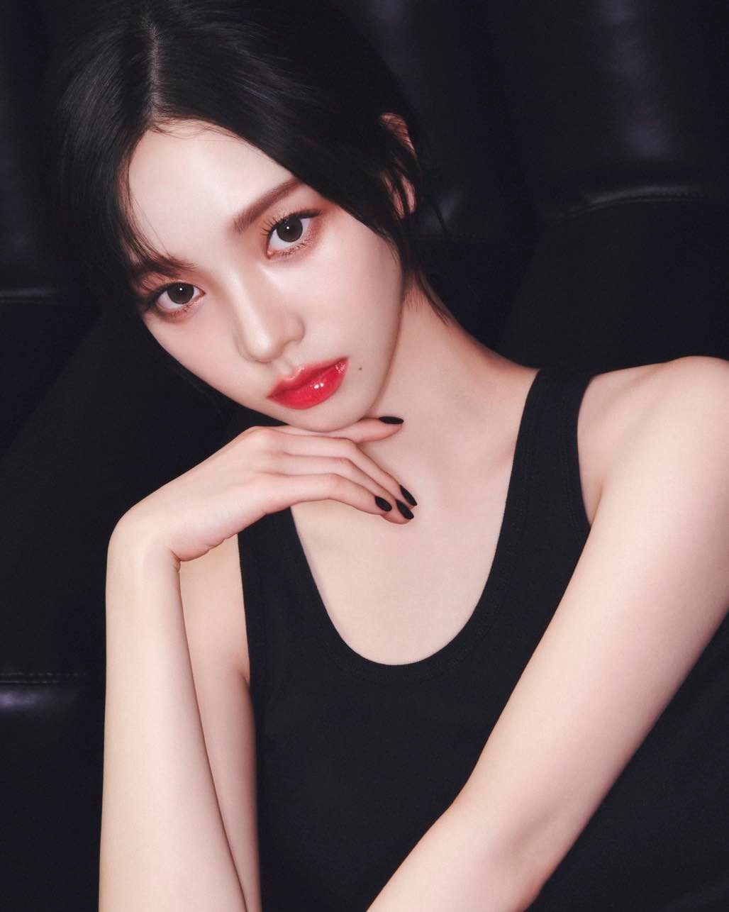 입생로랑 뷰티 x 카리나🖤시크해
반짝이는 립 메이크업으로 완성된 빛나는 외모✨ #광고

에스파 카리나(@katarinabluu)와 입생로랑 뷰티(@yslbeauty)가 함께한 화보가 패션 매거진 데이즈드 코리아(@dazedkorea)에서 공개되었습니다.

화보 속 카리나는 입생로랑 뷰티 신제품 러브샤인 워터샤인 립스틱으로 샤인 립 메이크업 룩을 선보였는데요.
‘러브샤인 워터샤인 립스틱’은 망고 추출물이 함유된 촉촉한 워터 샤인 텍스쳐가 선사하는 물먹은 듯 투명하고 반짝이는 피니시가 특징이며, 다채롭고 트렌디한 발색력을 가진 총 12가지의 컬러로 구성되어 있습니다. 특히 실버 메탈 케이스와 중앙에 베이비 핑크 컬러를 더해 시크하면서도 사랑스러운 감성의 꾸뛰르 액세서리로서의 엣지를 보여줍니다.

카리나가 선보인 ‘러브샤인 워터샤인 립스틱’은 전국 매장과 온라인 몰 그리고  카카오톡 선물하기로도 구매할 수 있습니다 이미지3