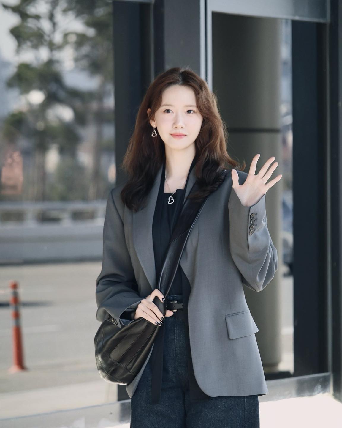 미니멀한 봄 출근룩 이렇게🩶🖤
블레이저에 르메르 범백으로 포인트☑️ 언니들처럼 미니멀 무드해 이미지