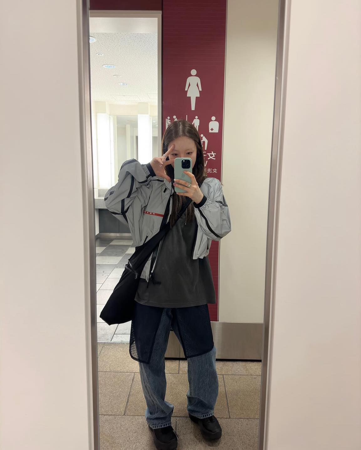 올봄 레이어드 트렌드@이렇게🩵
아우터 속 원피스&청바지 조합으로 러블리하고 힙하게👖🤍 이미지6