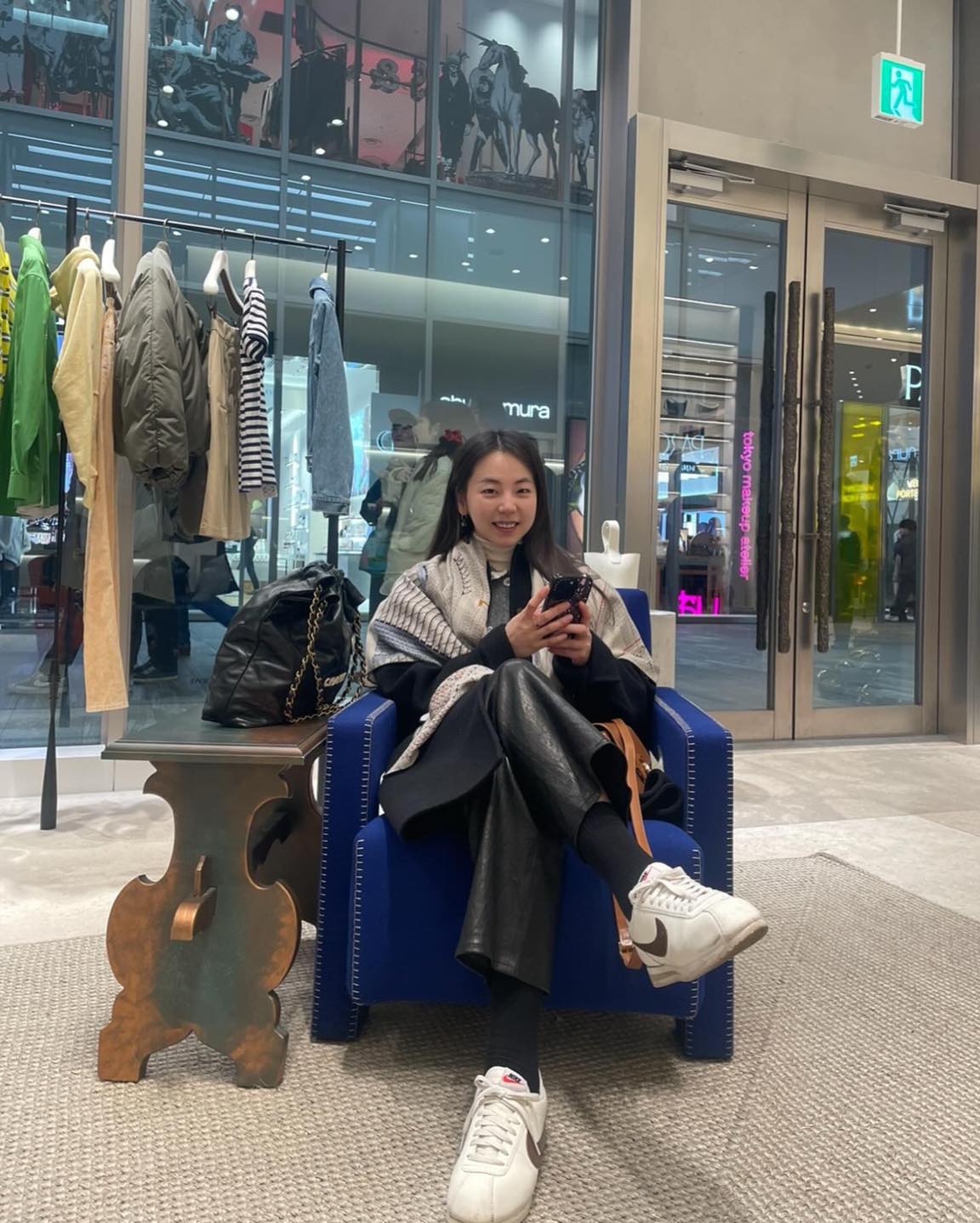 스카프 목에만 두르는 사람 주목✅
스카프 색다르게 연출하기💡 셀럽들의 신박한 스카프 코디법 5

1. 벨트처럼 허리에 시크한 포인트

2. 가방 끈에 묶어 코디 포인트

3. 머리에 둘러 러블리 포인트

4. 숄처럼 둘러서 세련된 포인트

5. 넥타이 처럼 깔끔 포인트 이미지