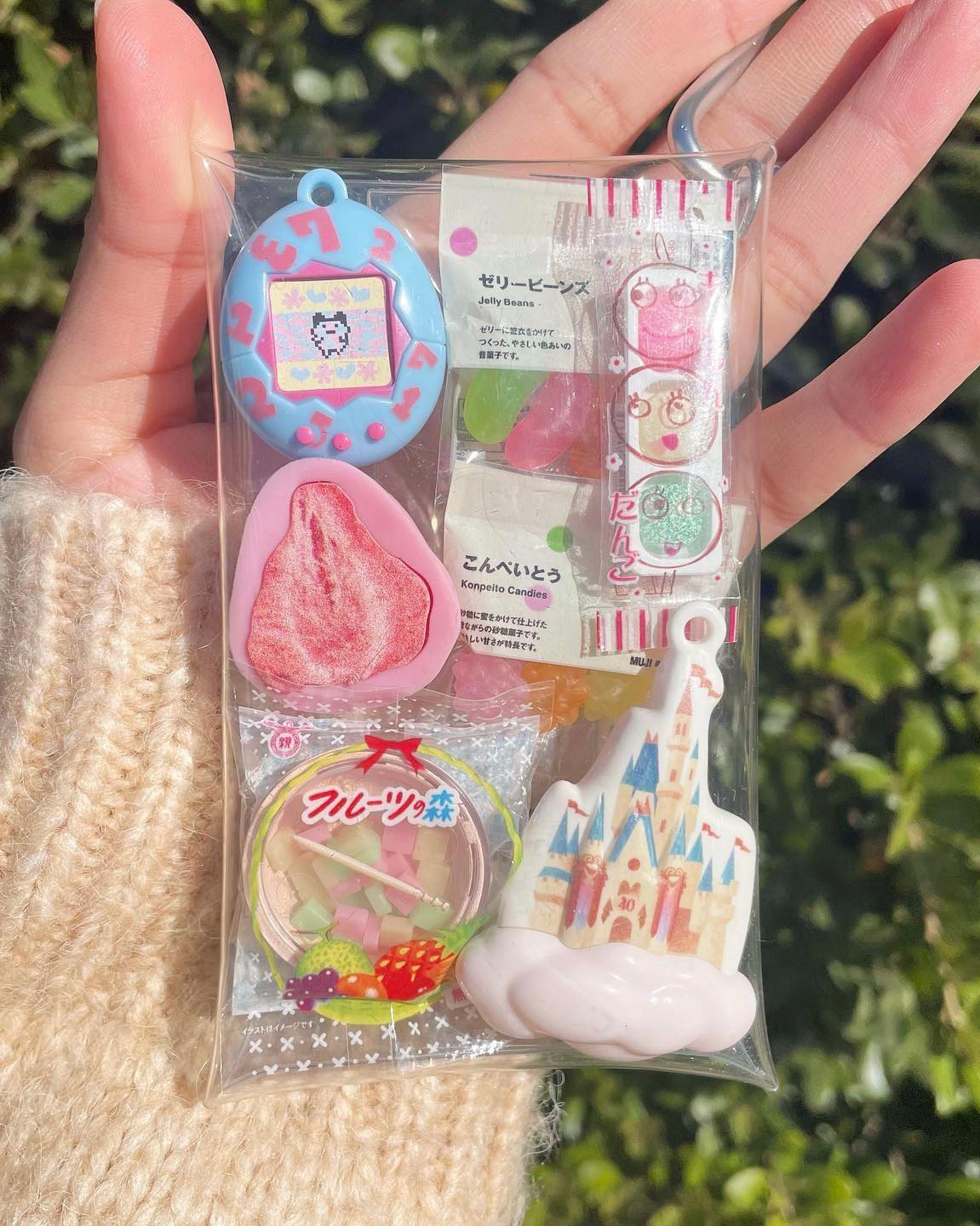 요즘 유행템 @가챠파우치🌈👛
귀여운 거 와글와글 채워 넣어 나만의 파우치 만들기 @하자🩷

최근 일본에서 '가챠'를 가득 채운 파우치인 '가챠즈메파우치'가 유행하기 시작하며 국내에서도 가챠 파우치에 대한 관심이 높아지고 있습니다. 가챠는 랜덤으로 뽑는 캡슐토이를 말하는데요. 가챠 파우치는 투명 파우치에 미니어처와 캡슐토이 가챠를 채워 만든 파우치로, 선호하는 캐릭터나 음식, 컬러 등으로 자유롭게 커스텀할 수 있어 인기를 얻고 있습니다. 

인형 키링 유행에 이어서 떠오르고 있는 가챠파우치, 직접 만들어 보는 건 어떨까요?🧸 이미지5