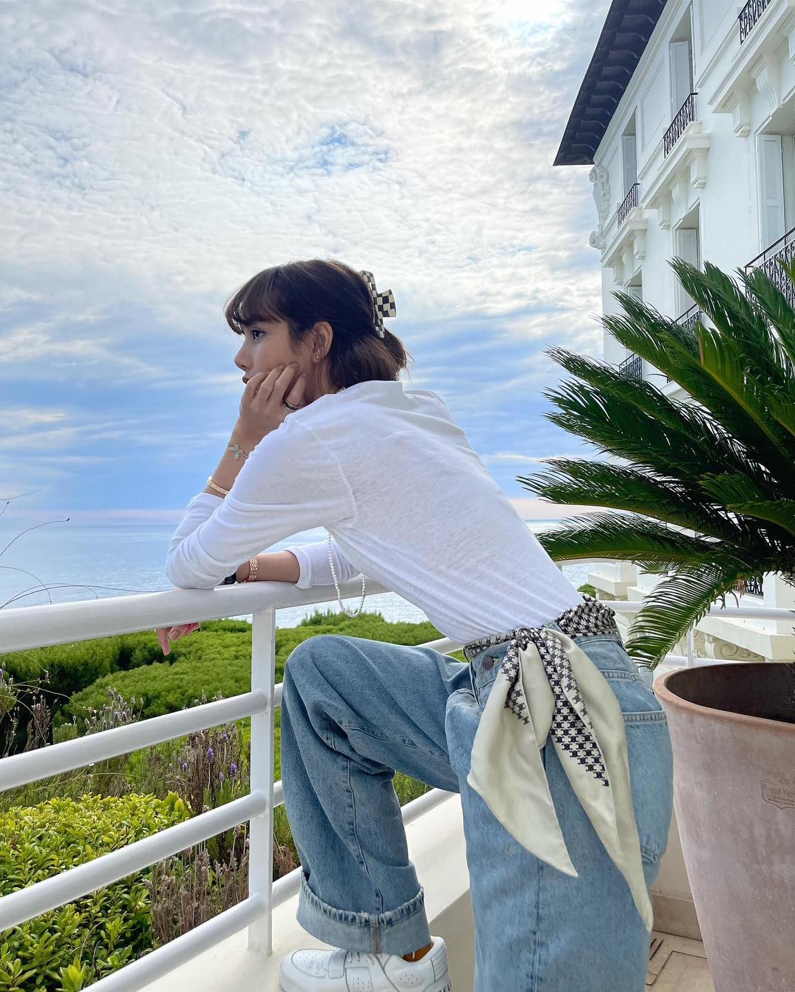 스카프 목에만 두르는 사람 주목✅
스카프 색다르게 연출하기💡 셀럽들의 신박한 스카프 코디법 5

1. 벨트처럼 허리에 시크한 포인트

2. 가방 끈에 묶어 코디 포인트

3. 머리에 둘러 러블리 포인트

4. 숄처럼 둘러서 세련된 포인트

5. 넥타이 처럼 깔끔 포인트 이미지