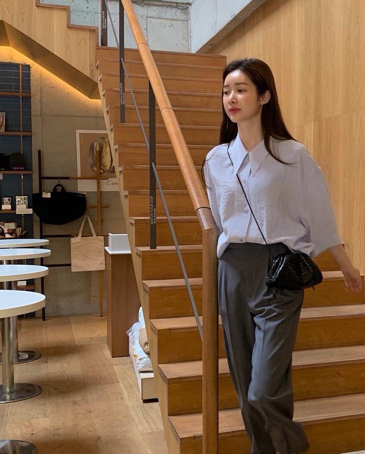 봄 하객룩 필수템🩵🩶 블라우스
따뜻해진 봄 날씨에 맞게 블라우스에 원피스 또는 슬랙스 코디💐 이미지