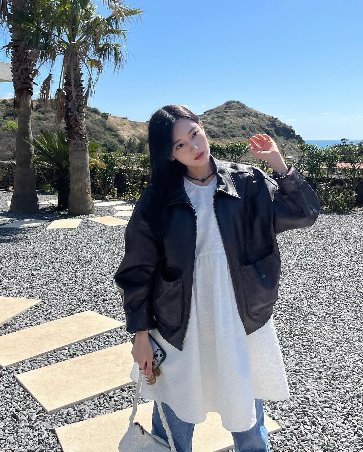 올봄 레이어드 트렌드@이렇게🩵
아우터 속 원피스&청바지 조합으로 러블리하고 힙하게👖🤍 이미지