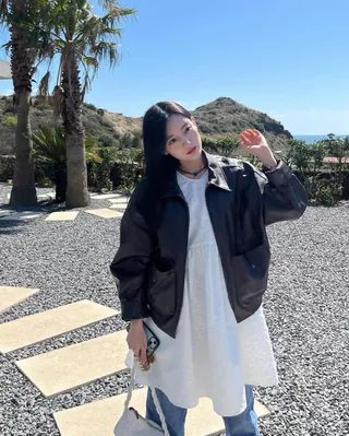 올봄 레이어드 트렌드@이렇게🩵
아우터 속 원피스&청바지 조합으로 러블리하고 힙하게👖🤍 이미지