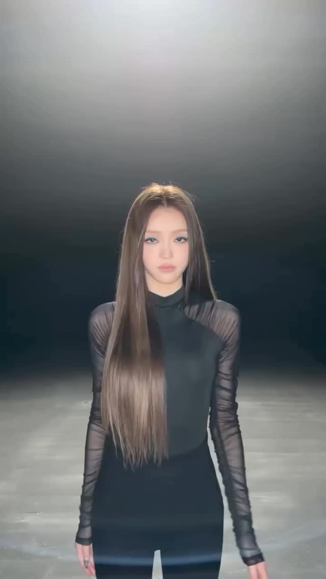 키가 159cm인게 안 믿기는 유아의 완벽 비율✨ 몸에 딱 달라붙는 의상도 갓벽하게 소화🖤 이미지