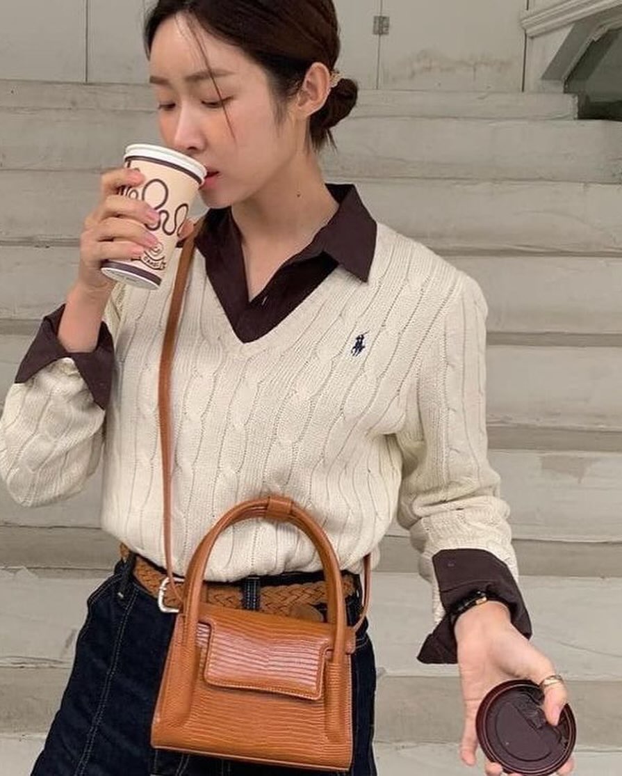봄에 필수인 폴로 아이템 5가지5️⃣
기본템 맛집에서 봄코디 준비하기✔️ 폴로템만 있어도 든든해🤍

1. 케이블 반팔 카디건

2. 케이블 크루넥 스웨터

3. 케이블 V넥 스웨터

4. 케이블 크루넥 가디건

5. 옥스포드 셔츠 이미지6