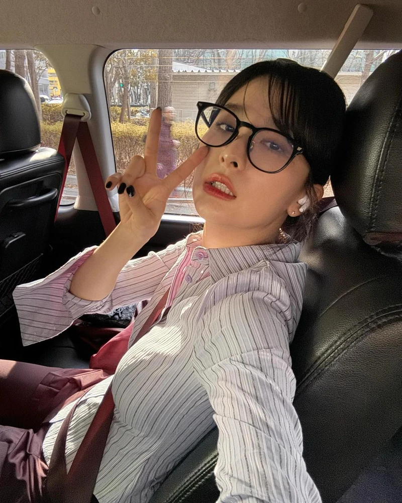 다양하게 즐기는 긱시크 트렌드👩🏻🏫
관능미부터 러블리까지✔️셀럽들의 긱시크 3가지 스타일링🖤
1. 긱시크 오피스 룩👩🏻💼
최근 핫한 긱시크와 오피스 사이렌 트렌드를 섞어 놓은 스타일링입니다. 너드미가 특징인 긱시크와 관능미를 강조하는 오피스 사이렌, 이 두 트렌드는 유사한 점이 많아 언뜻 보면 비슷해 보이죠. 로제와 벨라, 그리고 허윤진은 관능적인 오피스룩에 너드미 한 스푼을 얹은 스타일링을 선보였는데요. 딱 달라붙는 셔츠의 윗단추를 풀어 관능미를 드러내고 괴짜스러운 안경으로 포인트를 주었습니다.
2. 긱시크 프레피 룩👔
1번 스타일에서 넥타이를 더해 프레피 룩 느낌의 긱시크 스타일링을 완성할 수 있습니다. 슬기는 핏한 셔츠와 플리츠스커트 그리고 넥타이까지 완벽한 프레피 룩에 안경으로 포인트를 주었고요. 사쿠라는 오버핏 셔츠와 독특한 디자인의 젠틀몬스터 안경으로, 안유진은 딱 달라붙는 스트라이프 셔츠와 무테안경으로 각자만의 스타일링을 완성했습니다.
3. 긱시크 그런지 룩💘
카리나와 슬기는 비슷한 듯 다른 스타일링으로 색다른 느낌의 긱시크를 선보였습니다. 두 사람은 빈티지 무드 가득한 시어링 자켓에 긱시크템인 안경을 더했는데요. 카리나는 핏한 셔링 니트 가디건과 카고 팬츠 코디에 디젤 숄더 백으로 포인트를 주었고요. 슬기는 셔링 블라우스에 미니스커트와 얇은 머플러를 매치해 러블리함을 더했죠.
마냥 괴짜스럽지만은 않은 긱시크 트렌드. 여러분도 올봄엔 본인 스타일에 긱시크 포인트 한 스푼을 더해보는 건 어떨까요? 😎 이미지4