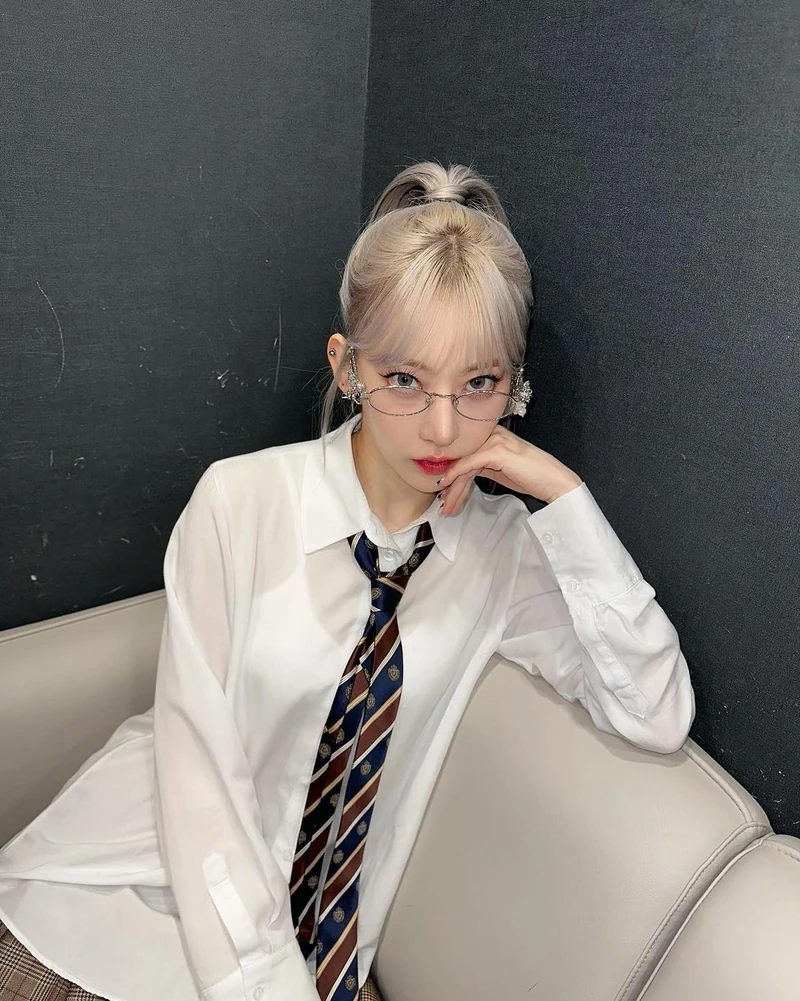 다양하게 즐기는 긱시크 트렌드👩🏻🏫
관능미부터 러블리까지✔️셀럽들의 긱시크 3가지 스타일링🖤
1. 긱시크 오피스 룩👩🏻💼
최근 핫한 긱시크와 오피스 사이렌 트렌드를 섞어 놓은 스타일링입니다. 너드미가 특징인 긱시크와 관능미를 강조하는 오피스 사이렌, 이 두 트렌드는 유사한 점이 많아 언뜻 보면 비슷해 보이죠. 로제와 벨라, 그리고 허윤진은 관능적인 오피스룩에 너드미 한 스푼을 얹은 스타일링을 선보였는데요. 딱 달라붙는 셔츠의 윗단추를 풀어 관능미를 드러내고 괴짜스러운 안경으로 포인트를 주었습니다.
2. 긱시크 프레피 룩👔
1번 스타일에서 넥타이를 더해 프레피 룩 느낌의 긱시크 스타일링을 완성할 수 있습니다. 슬기는 핏한 셔츠와 플리츠스커트 그리고 넥타이까지 완벽한 프레피 룩에 안경으로 포인트를 주었고요. 사쿠라는 오버핏 셔츠와 독특한 디자인의 젠틀몬스터 안경으로, 안유진은 딱 달라붙는 스트라이프 셔츠와 무테안경으로 각자만의 스타일링을 완성했습니다.
3. 긱시크 그런지 룩💘
카리나와 슬기는 비슷한 듯 다른 스타일링으로 색다른 느낌의 긱시크를 선보였습니다. 두 사람은 빈티지 무드 가득한 시어링 자켓에 긱시크템인 안경을 더했는데요. 카리나는 핏한 셔링 니트 가디건과 카고 팬츠 코디에 디젤 숄더 백으로 포인트를 주었고요. 슬기는 셔링 블라우스에 미니스커트와 얇은 머플러를 매치해 러블리함을 더했죠.
마냥 괴짜스럽지만은 않은 긱시크 트렌드. 여러분도 올봄엔 본인 스타일에 긱시크 포인트 한 스푼을 더해보는 건 어떨까요? 😎 이미지5