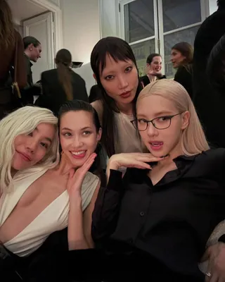 다양하게 즐기는 긱시크 트렌드👩🏻🏫
관능미부터 러블리까지✔️셀럽들의 긱시크 3가지 스타일링🖤
1. 긱시크 오피스 룩👩🏻💼
최근 핫한 긱시크와 오피스 사이렌 트렌드를 섞어 놓은 스타일링입니다. 너드미가 특징인 긱시크와 관능미를 강조하는 오피스 사이렌, 이 두 트렌드는 유사한 점이 많아 언뜻 보면 비슷해 보이죠. 로제와 벨라, 그리고 허윤진은 관능적인 오피스룩에 너드미 한 스푼을 얹은 스타일링을 선보였는데요. 딱 달라붙는 셔츠의 윗단추를 풀어 관능미를 드러내고 괴짜스러운 안경으로 포인트를 주었습니다.
2. 긱시크 프레피 룩👔
1번 스타일에서 넥타이를 더해 프레피 룩 느낌의 긱시크 스타일링을 완성할 수 있습니다. 슬기는 핏한 셔츠와 플리츠스커트 그리고 넥타이까지 완벽한 프레피 룩에 안경으로 포인트를 주었고요. 사쿠라는 오버핏 셔츠와 독특한 디자인의 젠틀몬스터 안경으로, 안유진은 딱 달라붙는 스트라이프 셔츠와 무테안경으로 각자만의 스타일링을 완성했습니다.
3. 긱시크 그런지 룩💘
카리나와 슬기는 비슷한 듯 다른 스타일링으로 색다른 느낌의 긱시크를 선보였습니다. 두 사람은 빈티지 무드 가득한 시어링 자켓에 긱시크템인 안경을 더했는데요. 카리나는 핏한 셔링 니트 가디건과 카고 팬츠 코디에 디젤 숄더 백으로 포인트를 주었고요. 슬기는 셔링 블라우스에 미니스커트와 얇은 머플러를 매치해 러블리함을 더했죠.
마냥 괴짜스럽지만은 않은 긱시크 트렌드. 여러분도 올봄엔 본인 스타일에 긱시크 포인트 한 스푼을 더해보는 건 어떨까요? 😎 이미지