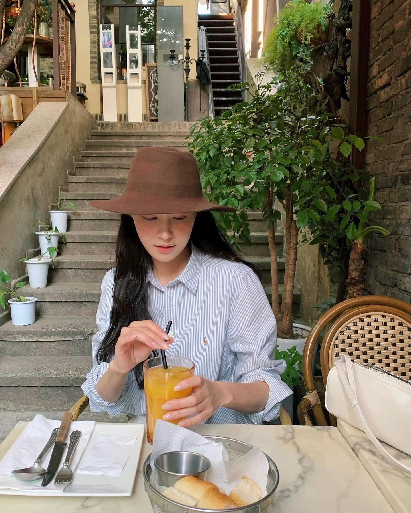 봄에 필수인 폴로 아이템 5가지5️⃣
기본템 맛집에서 봄코디 준비하기✔️ 폴로템만 있어도 든든해🤍

1. 케이블 반팔 카디건

2. 케이블 크루넥 스웨터

3. 케이블 V넥 스웨터

4. 케이블 크루넥 가디건

5. 옥스포드 셔츠 이미지9