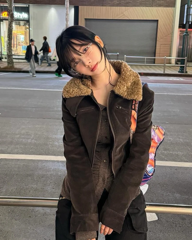 다양하게 즐기는 긱시크 트렌드👩🏻🏫
관능미부터 러블리까지✔️셀럽들의 긱시크 3가지 스타일링🖤
1. 긱시크 오피스 룩👩🏻💼
최근 핫한 긱시크와 오피스 사이렌 트렌드를 섞어 놓은 스타일링입니다. 너드미가 특징인 긱시크와 관능미를 강조하는 오피스 사이렌, 이 두 트렌드는 유사한 점이 많아 언뜻 보면 비슷해 보이죠. 로제와 벨라, 그리고 허윤진은 관능적인 오피스룩에 너드미 한 스푼을 얹은 스타일링을 선보였는데요. 딱 달라붙는 셔츠의 윗단추를 풀어 관능미를 드러내고 괴짜스러운 안경으로 포인트를 주었습니다.
2. 긱시크 프레피 룩👔
1번 스타일에서 넥타이를 더해 프레피 룩 느낌의 긱시크 스타일링을 완성할 수 있습니다. 슬기는 핏한 셔츠와 플리츠스커트 그리고 넥타이까지 완벽한 프레피 룩에 안경으로 포인트를 주었고요. 사쿠라는 오버핏 셔츠와 독특한 디자인의 젠틀몬스터 안경으로, 안유진은 딱 달라붙는 스트라이프 셔츠와 무테안경으로 각자만의 스타일링을 완성했습니다.
3. 긱시크 그런지 룩💘
카리나와 슬기는 비슷한 듯 다른 스타일링으로 색다른 느낌의 긱시크를 선보였습니다. 두 사람은 빈티지 무드 가득한 시어링 자켓에 긱시크템인 안경을 더했는데요. 카리나는 핏한 셔링 니트 가디건과 카고 팬츠 코디에 디젤 숄더 백으로 포인트를 주었고요. 슬기는 셔링 블라우스에 미니스커트와 얇은 머플러를 매치해 러블리함을 더했죠.
마냥 괴짜스럽지만은 않은 긱시크 트렌드. 여러분도 올봄엔 본인 스타일에 긱시크 포인트 한 스푼을 더해보는 건 어떨까요? 😎 이미지7
