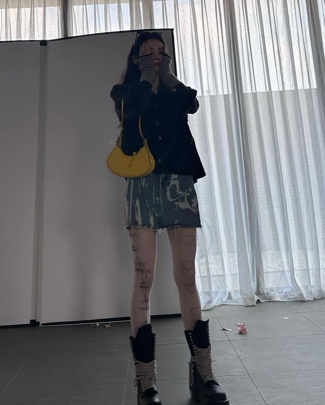 짧치에 스타킹 신기 좋은 날씨🩶🤍 이미지