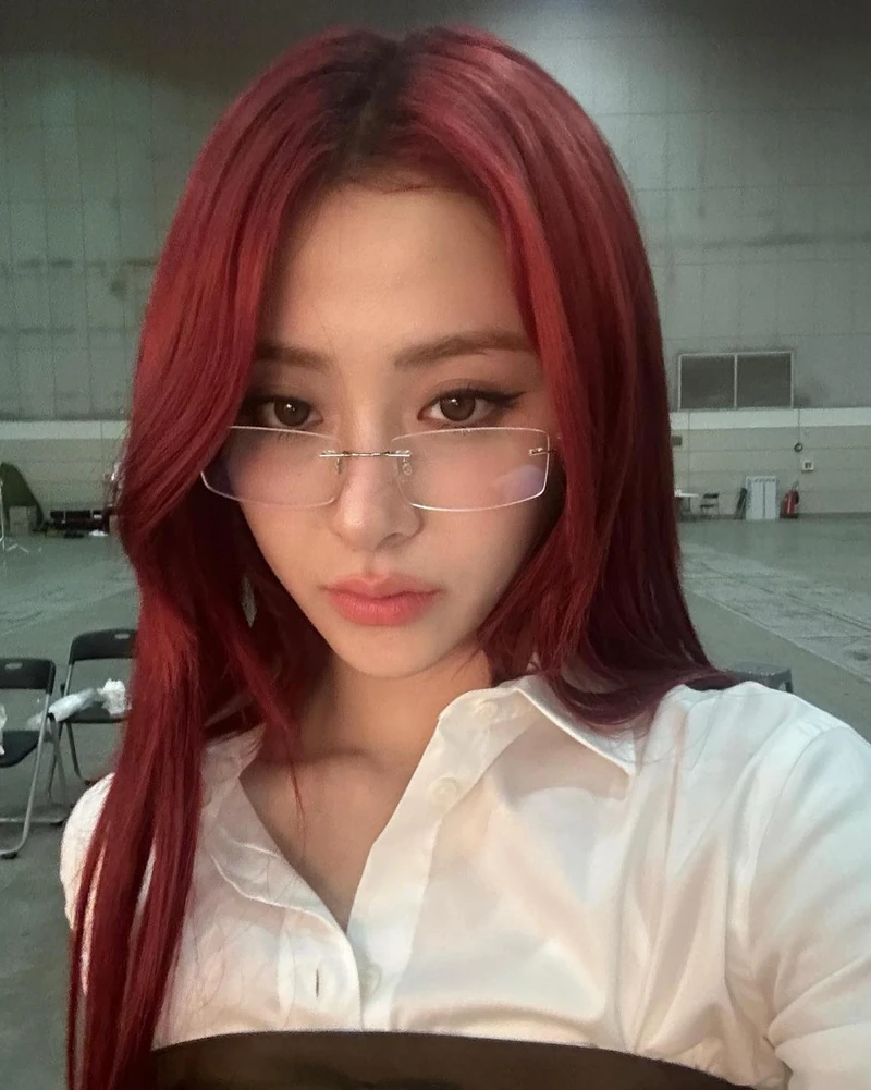 다양하게 즐기는 긱시크 트렌드👩🏻🏫
관능미부터 러블리까지✔️셀럽들의 긱시크 3가지 스타일링🖤
1. 긱시크 오피스 룩👩🏻💼
최근 핫한 긱시크와 오피스 사이렌 트렌드를 섞어 놓은 스타일링입니다. 너드미가 특징인 긱시크와 관능미를 강조하는 오피스 사이렌, 이 두 트렌드는 유사한 점이 많아 언뜻 보면 비슷해 보이죠. 로제와 벨라, 그리고 허윤진은 관능적인 오피스룩에 너드미 한 스푼을 얹은 스타일링을 선보였는데요. 딱 달라붙는 셔츠의 윗단추를 풀어 관능미를 드러내고 괴짜스러운 안경으로 포인트를 주었습니다.
2. 긱시크 프레피 룩👔
1번 스타일에서 넥타이를 더해 프레피 룩 느낌의 긱시크 스타일링을 완성할 수 있습니다. 슬기는 핏한 셔츠와 플리츠스커트 그리고 넥타이까지 완벽한 프레피 룩에 안경으로 포인트를 주었고요. 사쿠라는 오버핏 셔츠와 독특한 디자인의 젠틀몬스터 안경으로, 안유진은 딱 달라붙는 스트라이프 셔츠와 무테안경으로 각자만의 스타일링을 완성했습니다.
3. 긱시크 그런지 룩💘
카리나와 슬기는 비슷한 듯 다른 스타일링으로 색다른 느낌의 긱시크를 선보였습니다. 두 사람은 빈티지 무드 가득한 시어링 자켓에 긱시크템인 안경을 더했는데요. 카리나는 핏한 셔링 니트 가디건과 카고 팬츠 코디에 디젤 숄더 백으로 포인트를 주었고요. 슬기는 셔링 블라우스에 미니스커트와 얇은 머플러를 매치해 러블리함을 더했죠.
마냥 괴짜스럽지만은 않은 긱시크 트렌드. 여러분도 올봄엔 본인 스타일에 긱시크 포인트 한 스푼을 더해보는 건 어떨까요? 😎 이미지3
