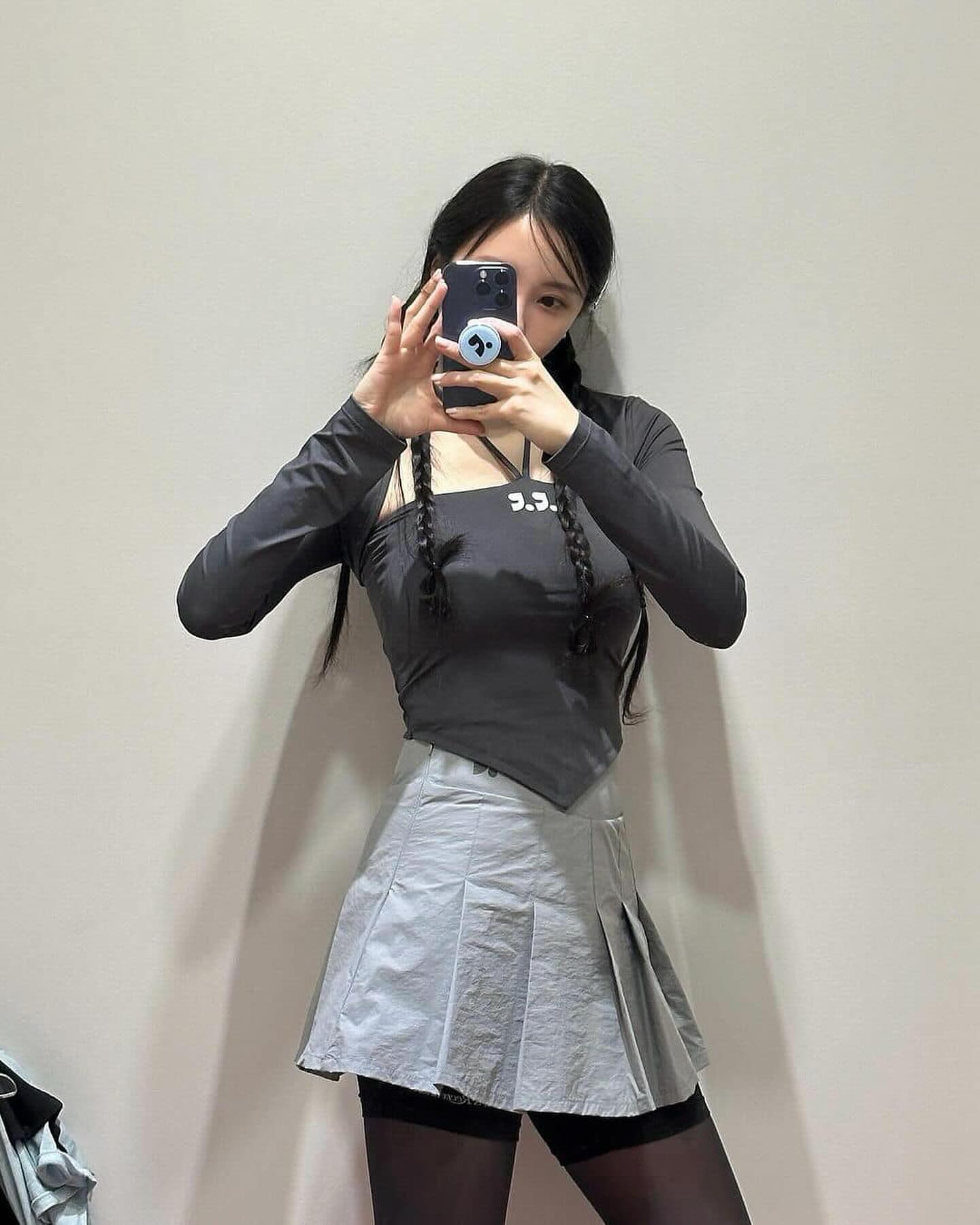 짧치에 스타킹 신기 좋은 날씨🩶🤍 이미지