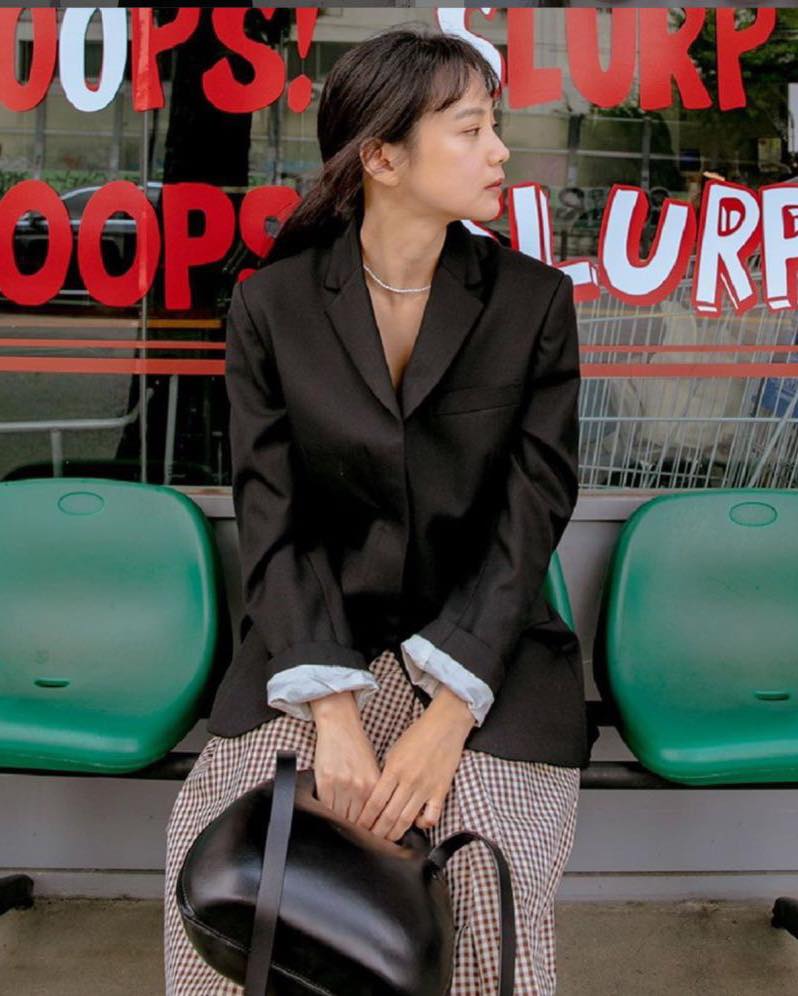 미니멀 포인트로 좋은 르메르💼
셀럽들의 데일리 포인트 르메르 백 4가지4️⃣어떤 백이@이뻐?🔍

1. 르메르 볼 백

2. 르메르 크루아상 백

3. 르메르 에그 백

4. 르메르 카메라 백 이미지