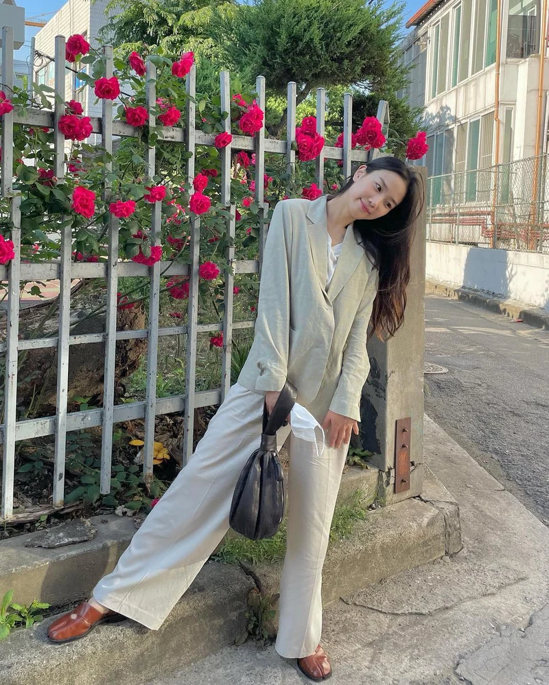 미니멀 포인트로 좋은 르메르💼
셀럽들의 데일리 포인트 르메르 백 4가지4️⃣어떤 백이@이뻐?🔍
1. 르메르 볼 백
2. 르메르 크루아상 백
3. 르메르 에그 백
4. 르메르 카메라 백 이미지2