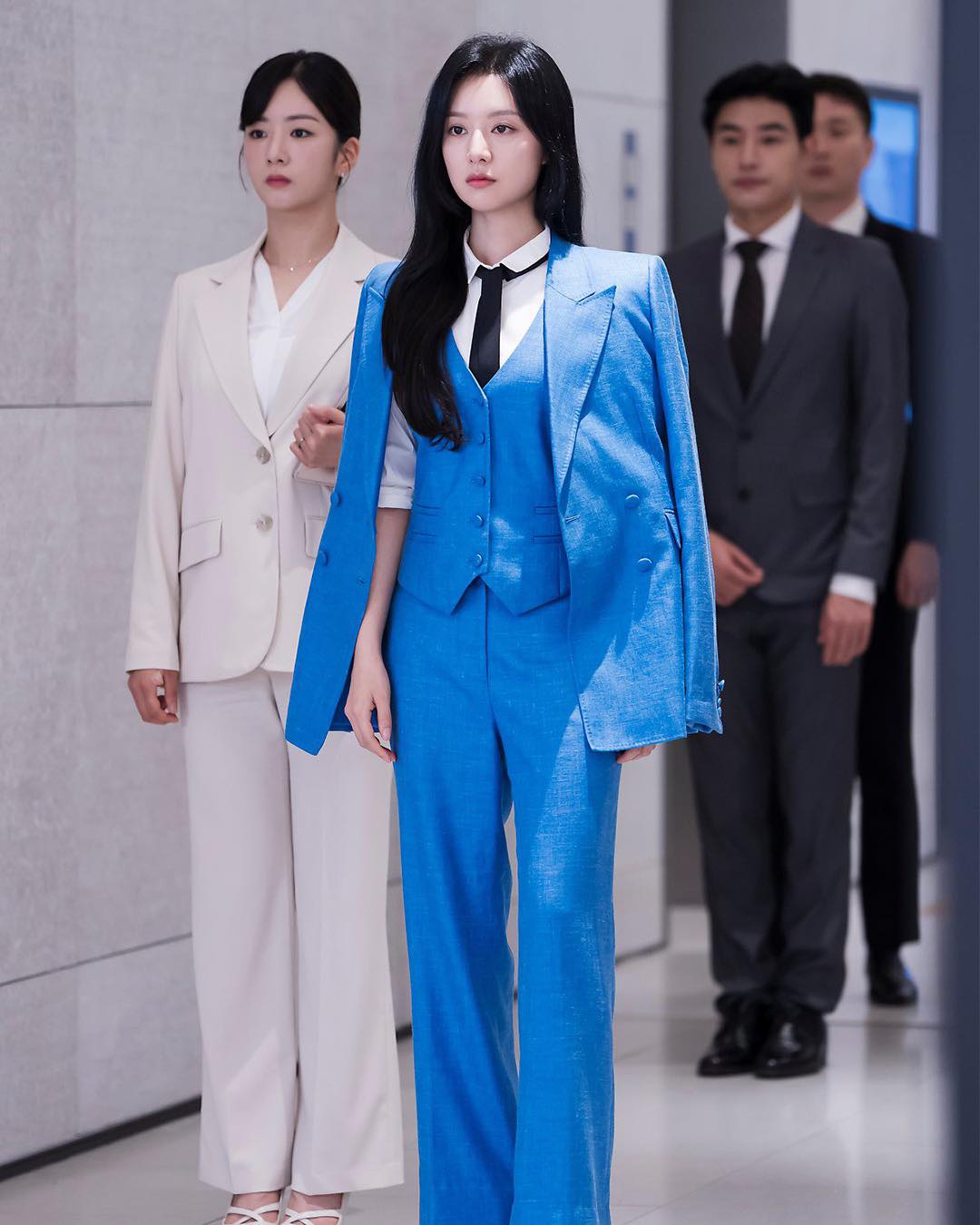 요즘 가장 핫한 홍해인 코디🤎🤍
눈물의 여왕 김지원👑 참고하면 좋은 단정하고 고급진 출근룩👩🏻💼 이미지8