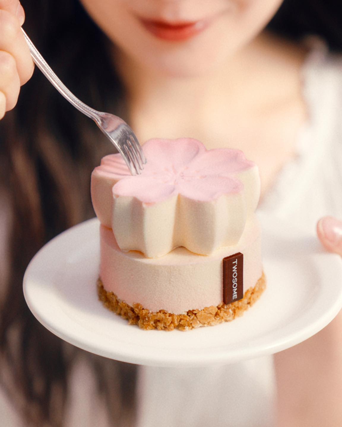 봄 피크닉 필수템🌸투썸 신메뉴🍰
달콤한 신메뉴들로 감성 넘치는 피크닉 패션 완성하기🤍#광고
봄 시즌을 맞아 투썸플레이스에서 신메뉴가 출시되었습니다. 생블루베리 요거트 생크림 케이크는 상큼한 생블루베리가 입안에 톡톡 터지고, 부드러운 요거트 생크림과 블루베리 콤포트가 더해져 입안 가득 다채로운 식감을 느낄 수 있습니다. 체리 블라썸 요거트 생크림과 체리 블라썸 아이스크림은 벚꽃을 똑 닮아 봄기운을 물씬 느낄 수 있고요. 복자 요거트 프라페는 달콤한 요거트에 복숭아와 자두를 넣어 상큼하게 즐길 수 있습니다.
봄 내음 가득한 투썸플레이스 신메뉴와 함께 올봄 감성 넘치는 피크닉 패션을 완성해 보세요! 이미지