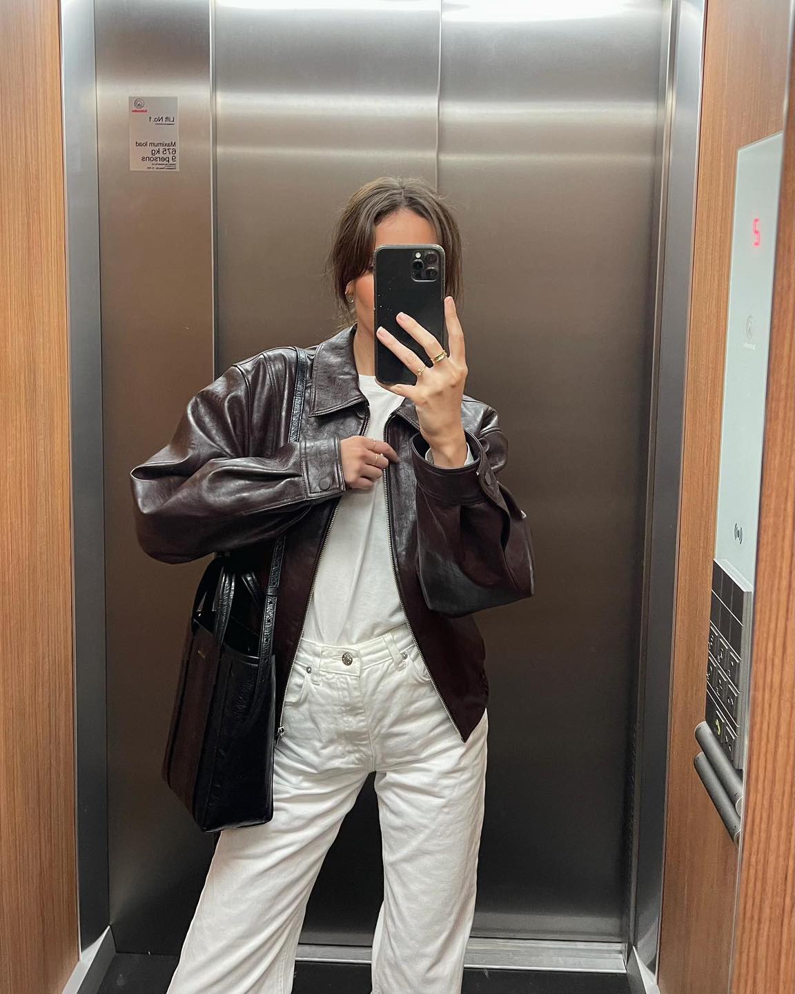봄 필수템🤎🤍브라운 레더자켓
미니멀에 감성 더하는 브라운 레더와 하의 조합✨🔍 @따라해

1. 화이트팬츠

2. 중청 스트레이트핏 데님

3. 블랙 미니스커트

4. 블랙 슬랙스

5. 트임 데님 롱스커트 이미지