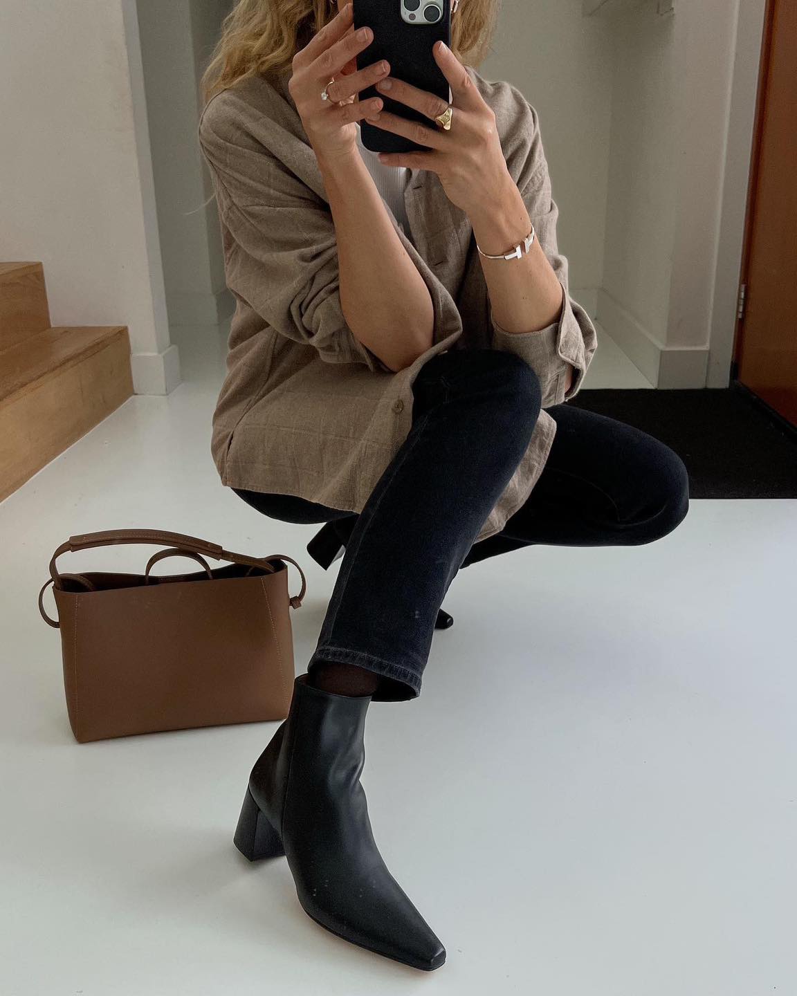 클래식의 정석 flattered🖤👜
어떤 코디든 찰떡인 사각 실루엣 헤다백✨ 토트, 크로스 활용해

플래터드(Flattered)는 스웨덴 스톡홀름에서 시작된 브랜드입니다. 미니멀리즘을 바탕으로 모던한 디자인의 아이템을 선보이며, 특히 해외에서 많은 사랑을 받고 있는데요.

플래터드의 대표 아이템 '헤다백(Hedda)'은 네모난 실루엣이 특징이며 가볍고 심플한 디자인으로 클래식하면서도 세련된 스타일을 완성할 수 있습니다. 

플래터드의 헤다 백 스타일링을 슬라이드를 넘겨 확인해 보세요.🔍 이미지5