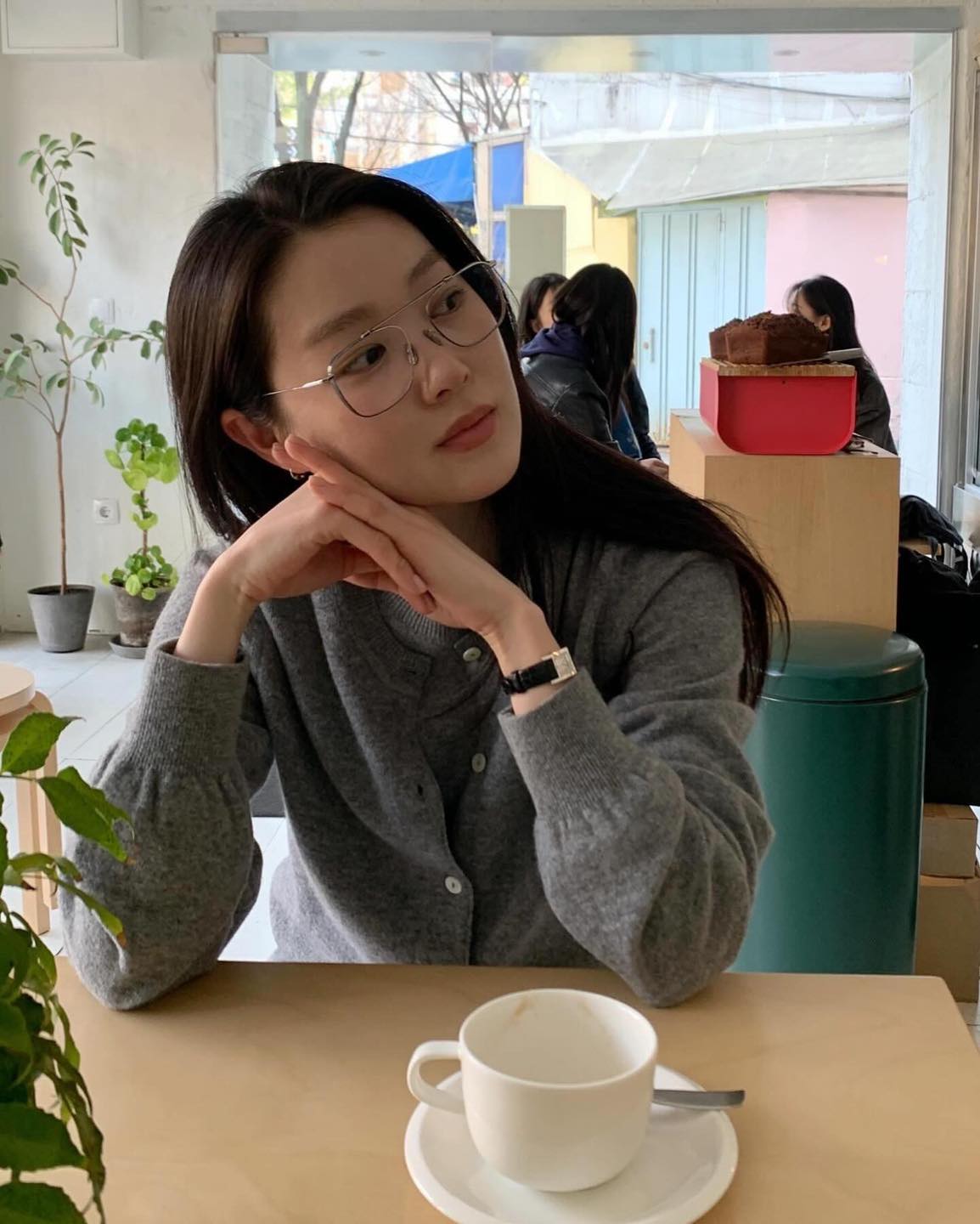 쉬운 긱시크&미니멀 조합🩶👓 회색 가디건에 요즘 유행하는 안경으로 포인트룩👀✔️@따라해 이미지