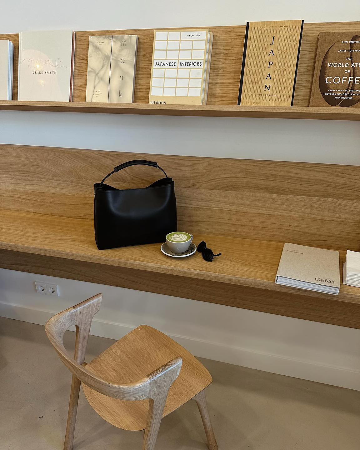 클래식의 정석 flattered🖤👜
어떤 코디든 찰떡인 사각 실루엣 헤다백✨ 토트, 크로스 활용해

플래터드(Flattered)는 스웨덴 스톡홀름에서 시작된 브랜드입니다. 미니멀리즘을 바탕으로 모던한 디자인의 아이템을 선보이며, 특히 해외에서 많은 사랑을 받고 있는데요.

플래터드의 대표 아이템 '헤다백(Hedda)'은 네모난 실루엣이 특징이며 가볍고 심플한 디자인으로 클래식하면서도 세련된 스타일을 완성할 수 있습니다. 

플래터드의 헤다 백 스타일링을 슬라이드를 넘겨 확인해 보세요.🔍 이미지7