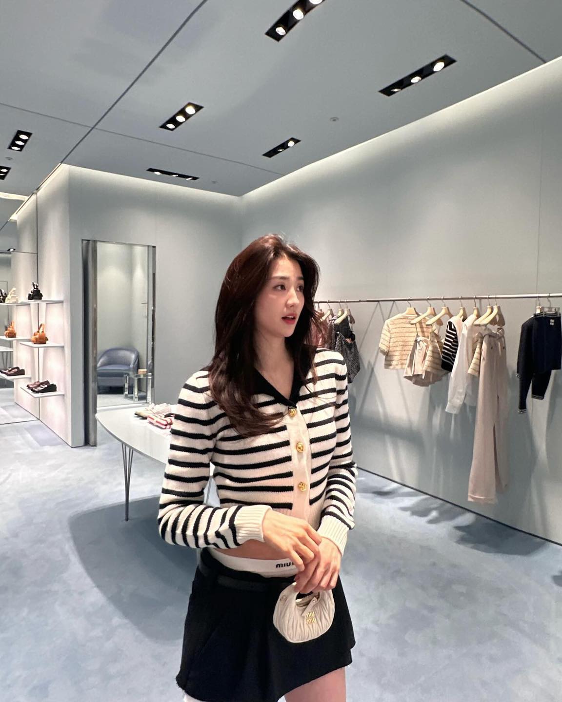 100만 원대 명품백 추천 5가지👜
데일리로 딱 좋은 미니백👛 가격 더 오르기 전에 얼른 @겟해🛍️

1. 미우미우 완더 마테라쎄 나파 가죽 마이크로 호보백, 150만 원.

2. 셀린느 퀴르 트리옹프 크로스바디 오벌 펄스, 195만 원.

3. 보테가 베네타 스몰 카세트 크로스바디 버킷 백, 197만 원.

4. 더로우 하프 문 가죽 백, $1,390.

5. 마르니 트렁크 소프트 미니 백, 180만 원. 이미지