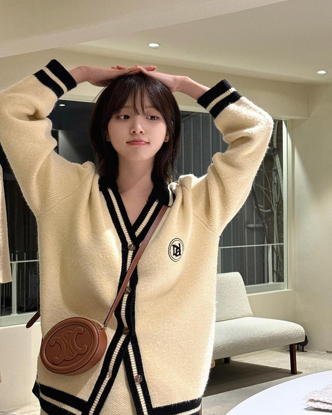100만 원대 명품백 추천 5가지👜
데일리로 딱 좋은 미니백👛 가격 더 오르기 전에 얼른 @겟해🛍️
1. 미우미우 완더 마테라쎄 나파 가죽 마이크로 호보백, 150만 원.
2. 셀린느 퀴르 트리옹프 크로스바디 오벌 펄스, 195만 원.
3. 보테가 베네타 스몰 카세트 크로스바디 버킷 백, 197만 원.
4. 더로우 하프 문 가죽 백, $1,390.
5. 마르니 트렁크 소프트 미니 백, 180만 원. 이미지4