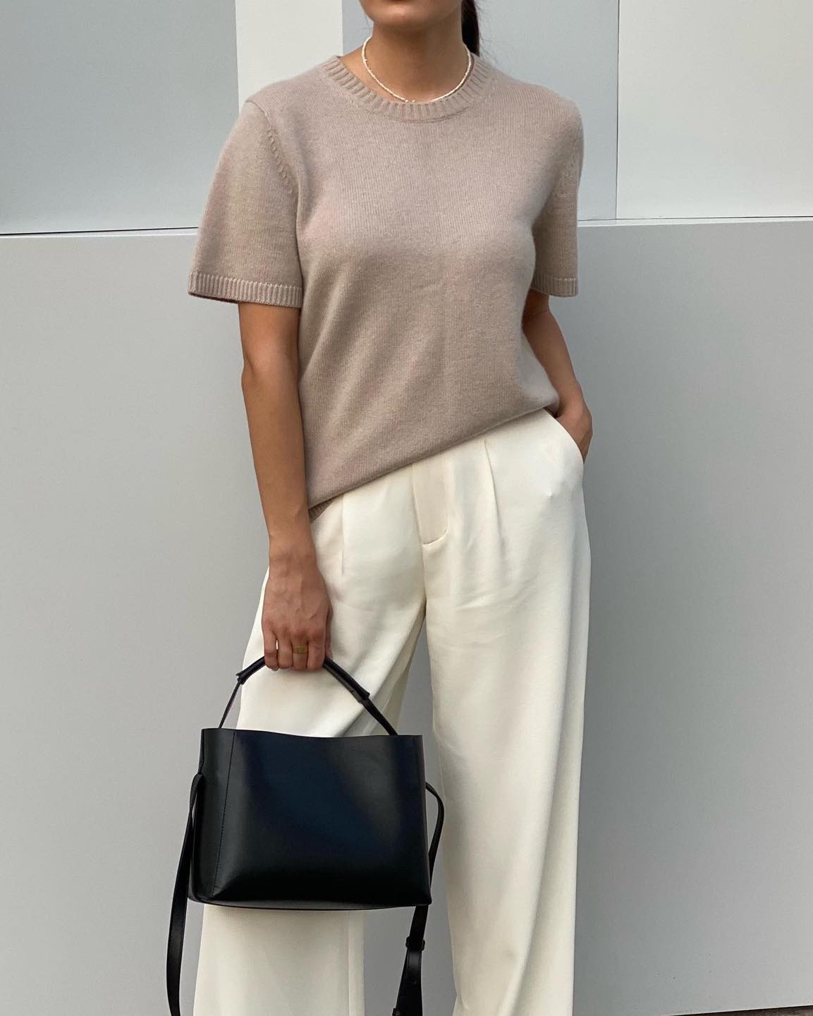 클래식의 정석 flattered🖤👜
어떤 코디든 찰떡인 사각 실루엣 헤다백✨ 토트, 크로스 활용해

플래터드(Flattered)는 스웨덴 스톡홀름에서 시작된 브랜드입니다. 미니멀리즘을 바탕으로 모던한 디자인의 아이템을 선보이며, 특히 해외에서 많은 사랑을 받고 있는데요.

플래터드의 대표 아이템 '헤다백(Hedda)'은 네모난 실루엣이 특징이며 가볍고 심플한 디자인으로 클래식하면서도 세련된 스타일을 완성할 수 있습니다. 

플래터드의 헤다 백 스타일링을 슬라이드를 넘겨 확인해 보세요.🔍 이미지9