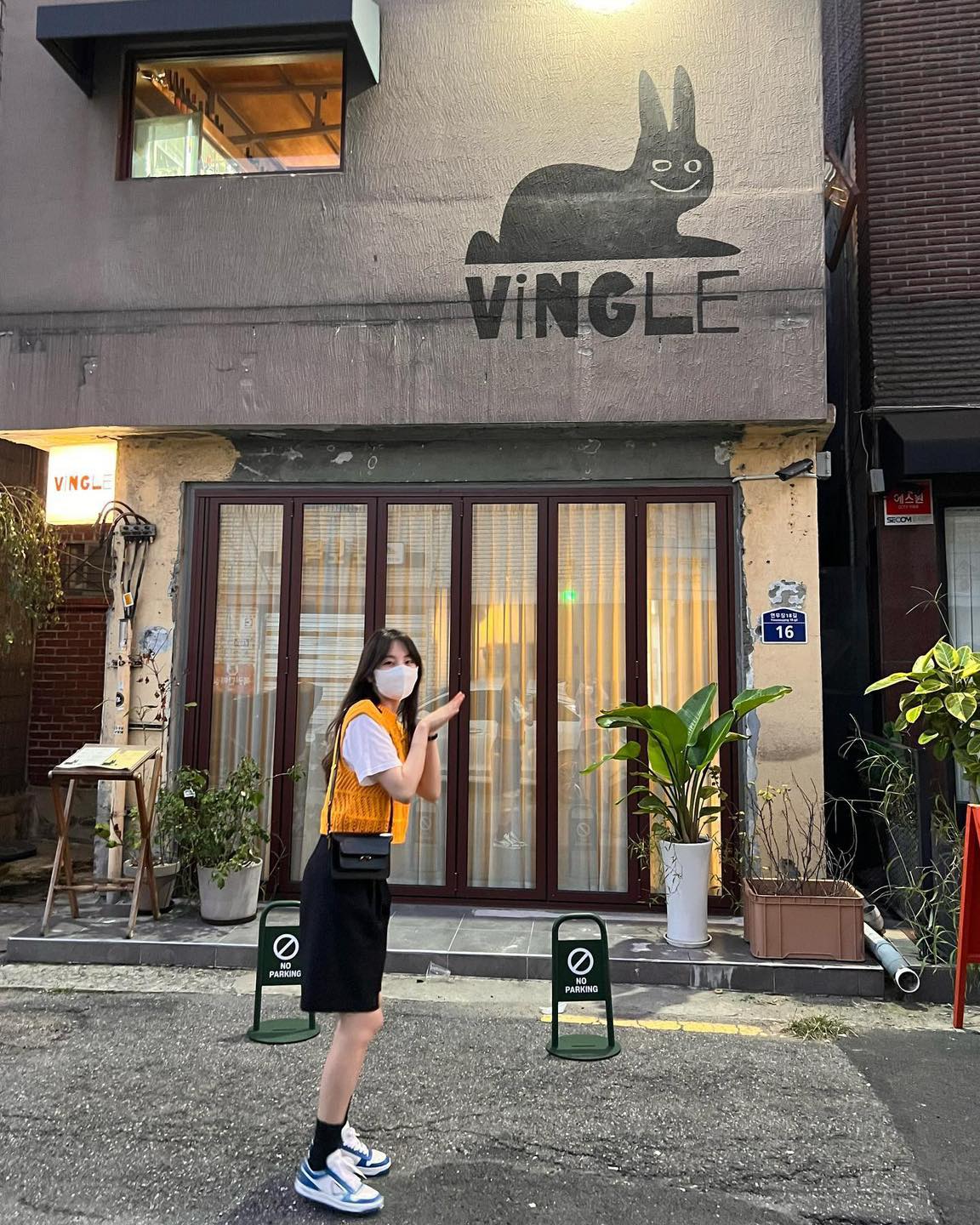 100만 원대 명품백 추천 5가지👜
데일리로 딱 좋은 미니백👛 가격 더 오르기 전에 얼른 @겟해🛍️
1. 미우미우 완더 마테라쎄 나파 가죽 마이크로 호보백, 150만 원.
2. 셀린느 퀴르 트리옹프 크로스바디 오벌 펄스, 195만 원.
3. 보테가 베네타 스몰 카세트 크로스바디 버킷 백, 197만 원.
4. 더로우 하프 문 가죽 백, $1,390.
5. 마르니 트렁크 소프트 미니 백, 180만 원. 이미지10