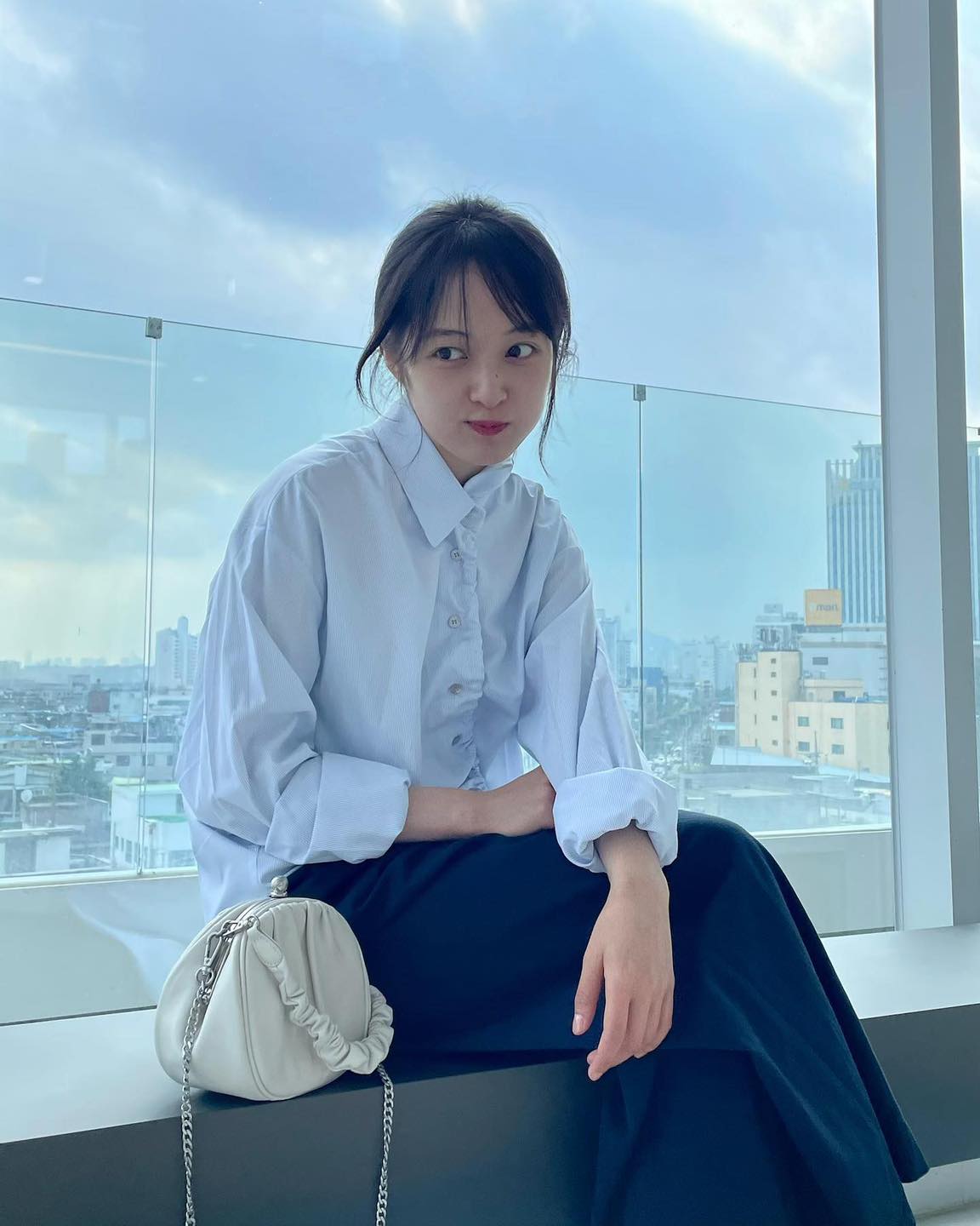 기본으로 깔고 가는 출근룩 조합👩🏻‍💼
셔츠&슬랙스 조합 스타일링🤍 언니들처럼 코디도 다양하게🤗 이미지