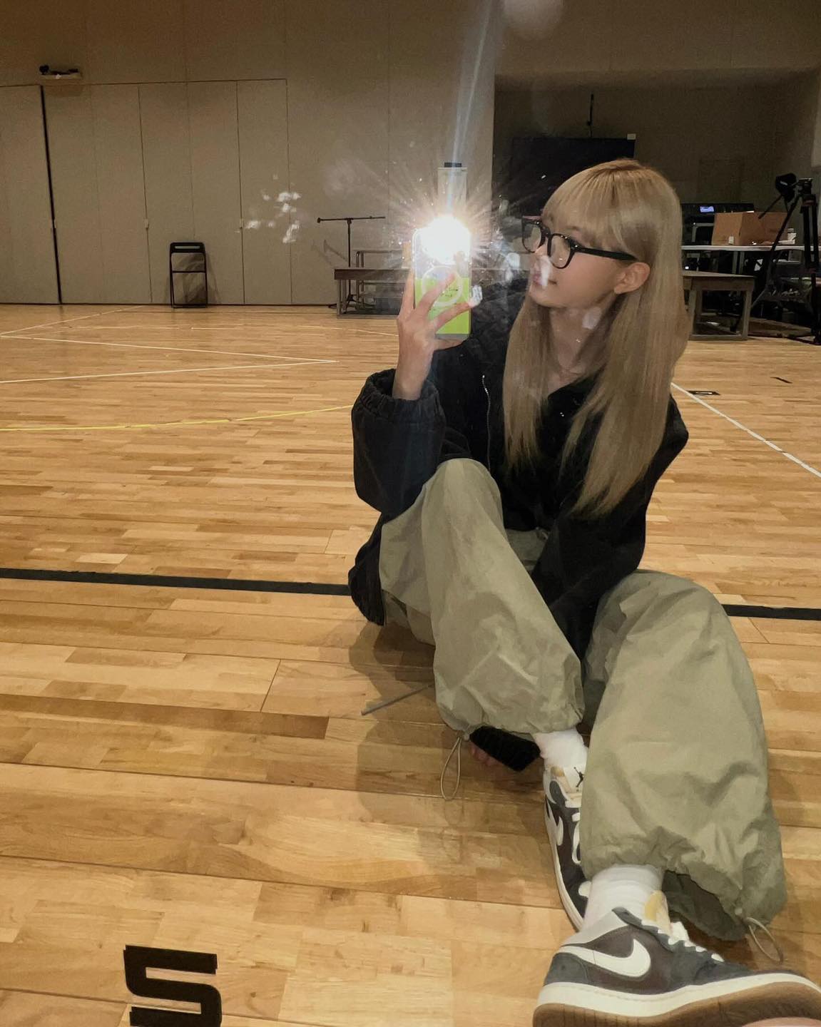 봄에는 컬러팬츠 이렇게 입어요👖
상황 별 컬러 팬츠 3가지 활용법☑️ 코디에 포인트 더해보기✨

1. 브라운 팬츠 - 출근룩👩🏻‍💼
단정한 셔츠나 니트에 매치하여 깔끔한 출근룩을 완성해 보세요. 코듀로이 팬츠로 약간의 캐주얼 무드를 더해봐도 좋고요. 안경, 벨트 또는 스카프를 더해 포인트 스타일링하는 것도 추천합니다.

2. 카키 팬츠 - 원마일웨어👟
데일리룩으로는 편한 카키 팬츠는 어떨까요? 카고 팬츠, 파라슈트 팬츠, 그리고 치노 팬츠를 활용해 다양한 캐주얼 무드를 즐길 수 있는데요. 오버핏 니트나 후디 아이템에 운동화까지 매치해 봄 코디 고민을 해결해 보세요. 

3. 핑크 팬츠 - 나들이룩🌸
화사한 컬러가 끌리는 봄, 핑크 팬츠로 나들이룩 포인트를 더해 보세요. 블라우스와 함께 러블리한 스타일링을 완성해도 좋고요. 꾸안꾸 스타일링을 원한다면 편한 핑크색 조거 팬츠를 선택하는 것도 좋은 방법입니다.

올봄엔 청바지나 모노톤 팬츠가 아닌 컬러 팬츠로 여러분의 스타일링을 완성해 보세요. 🙌🏻 이미지