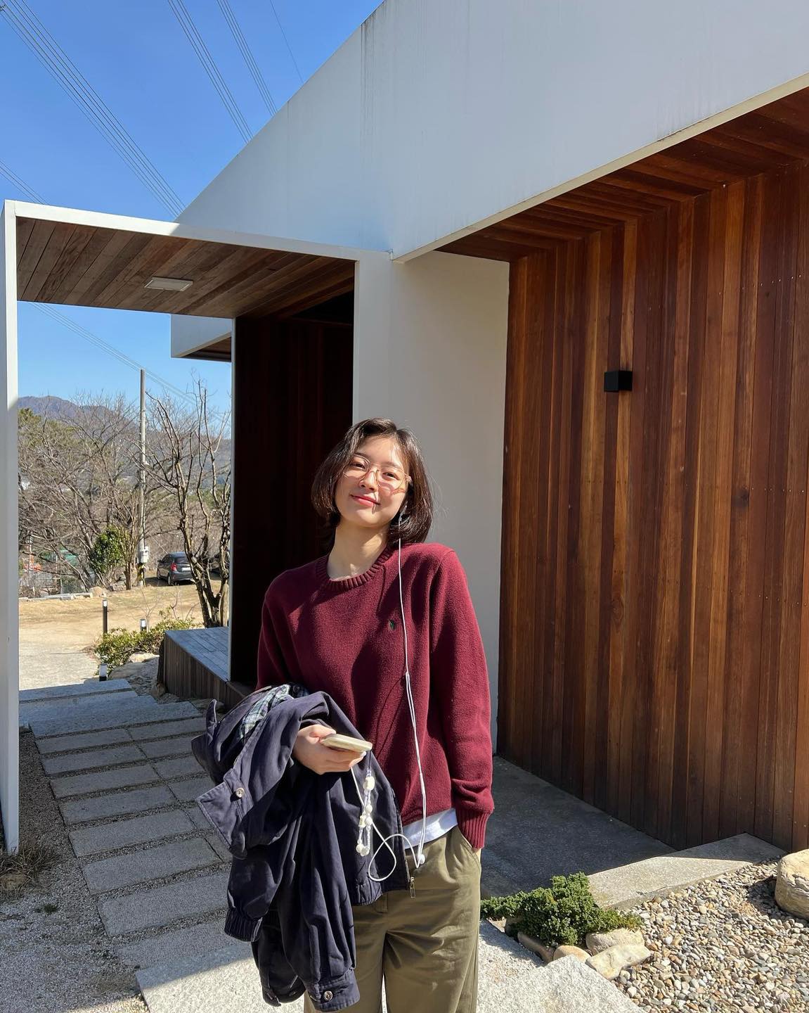 봄에는 컬러팬츠 이렇게 입어요👖
상황 별 컬러 팬츠 3가지 활용법☑️ 코디에 포인트 더해보기✨

1. 브라운 팬츠 - 출근룩👩🏻‍💼
단정한 셔츠나 니트에 매치하여 깔끔한 출근룩을 완성해 보세요. 코듀로이 팬츠로 약간의 캐주얼 무드를 더해봐도 좋고요. 안경, 벨트 또는 스카프를 더해 포인트 스타일링하는 것도 추천합니다.

2. 카키 팬츠 - 원마일웨어👟
데일리룩으로는 편한 카키 팬츠는 어떨까요? 카고 팬츠, 파라슈트 팬츠, 그리고 치노 팬츠를 활용해 다양한 캐주얼 무드를 즐길 수 있는데요. 오버핏 니트나 후디 아이템에 운동화까지 매치해 봄 코디 고민을 해결해 보세요. 

3. 핑크 팬츠 - 나들이룩🌸
화사한 컬러가 끌리는 봄, 핑크 팬츠로 나들이룩 포인트를 더해 보세요. 블라우스와 함께 러블리한 스타일링을 완성해도 좋고요. 꾸안꾸 스타일링을 원한다면 편한 핑크색 조거 팬츠를 선택하는 것도 좋은 방법입니다.

올봄엔 청바지나 모노톤 팬츠가 아닌 컬러 팬츠로 여러분의 스타일링을 완성해 보세요. 🙌🏻 이미지
