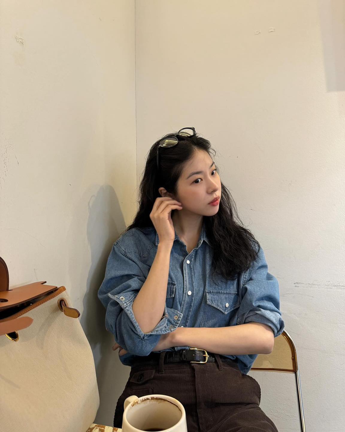 봄에는 컬러팬츠 이렇게 입어요👖
상황 별 컬러 팬츠 3가지 활용법☑️ 코디에 포인트 더해보기✨

1. 브라운 팬츠 - 출근룩👩🏻‍💼
단정한 셔츠나 니트에 매치하여 깔끔한 출근룩을 완성해 보세요. 코듀로이 팬츠로 약간의 캐주얼 무드를 더해봐도 좋고요. 안경, 벨트 또는 스카프를 더해 포인트 스타일링하는 것도 추천합니다.

2. 카키 팬츠 - 원마일웨어👟
데일리룩으로는 편한 카키 팬츠는 어떨까요? 카고 팬츠, 파라슈트 팬츠, 그리고 치노 팬츠를 활용해 다양한 캐주얼 무드를 즐길 수 있는데요. 오버핏 니트나 후디 아이템에 운동화까지 매치해 봄 코디 고민을 해결해 보세요. 

3. 핑크 팬츠 - 나들이룩🌸
화사한 컬러가 끌리는 봄, 핑크 팬츠로 나들이룩 포인트를 더해 보세요. 블라우스와 함께 러블리한 스타일링을 완성해도 좋고요. 꾸안꾸 스타일링을 원한다면 편한 핑크색 조거 팬츠를 선택하는 것도 좋은 방법입니다.

올봄엔 청바지나 모노톤 팬츠가 아닌 컬러 팬츠로 여러분의 스타일링을 완성해 보세요. 🙌🏻 이미지