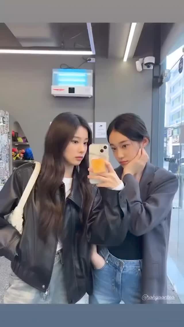 데님과 매치하기 좋은 아우터🖤🩶
혜원처럼 시크한 레더블루종 X 윤서처럼 미니멀한 블레이저✔️ 이미지